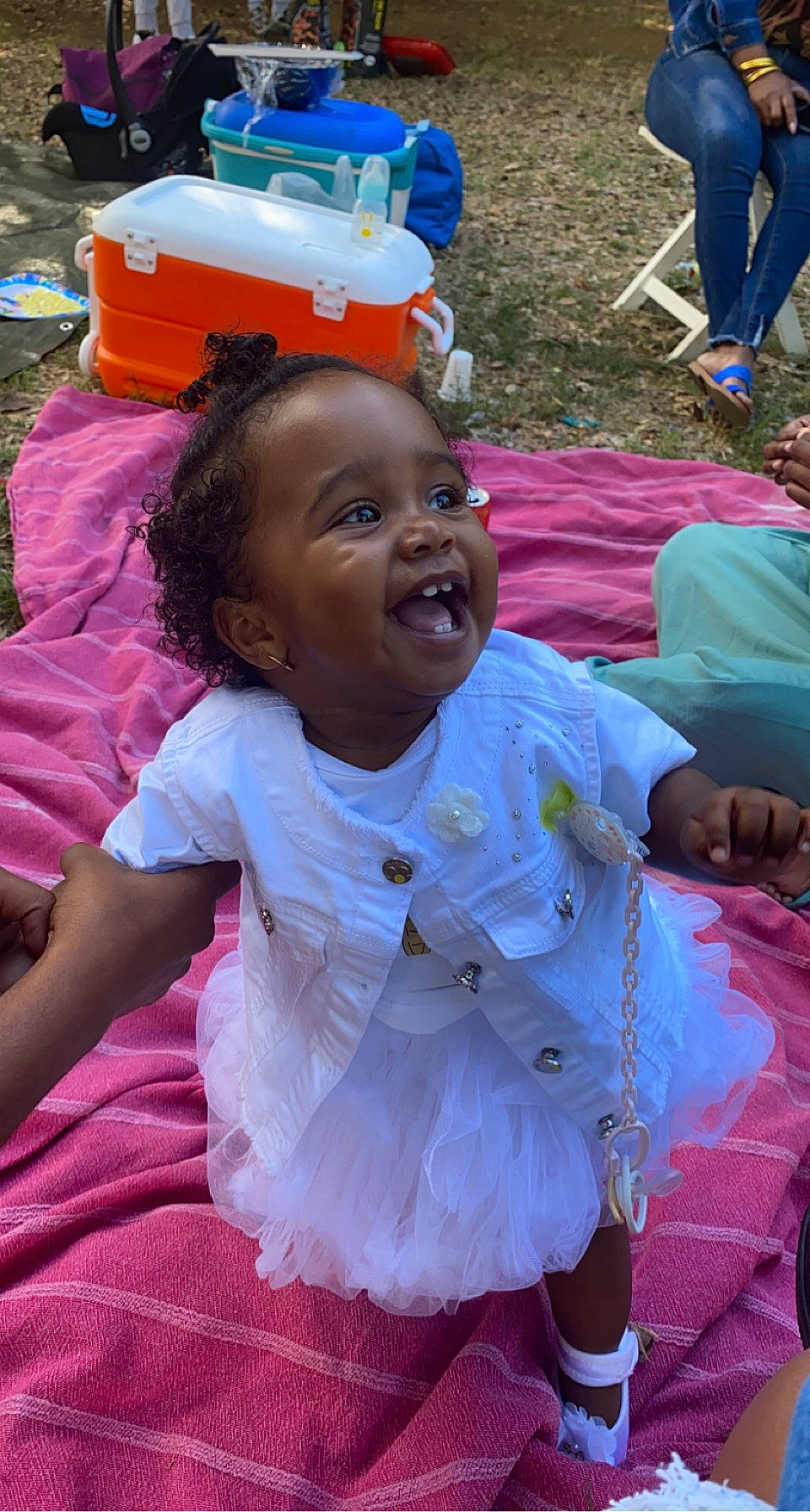 Haylee a rejoint le concours — aidez-le/la à gagner de superbes lots ! adaptation, baby, baby_toddler_clothing, blue, event, facial_expression, fun, grass, green, happy, people, person, pink, product, purple, skin, smile, snapshot, toddler, water