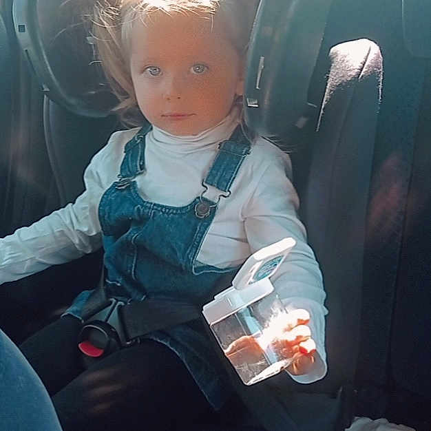 Julia a rejoint le concours — aidez-le/la à gagner de superbes lots ! auto_part, automotive_design, automotive_exterior, car, car_seat, car_seat_cover, comfort, dress, electric_blue, hand, head_restraint, human_body, mode_of_transport, motor_vehicle, steering_part, steering_wheel, toddler, vehicle, vehicle_door, window
