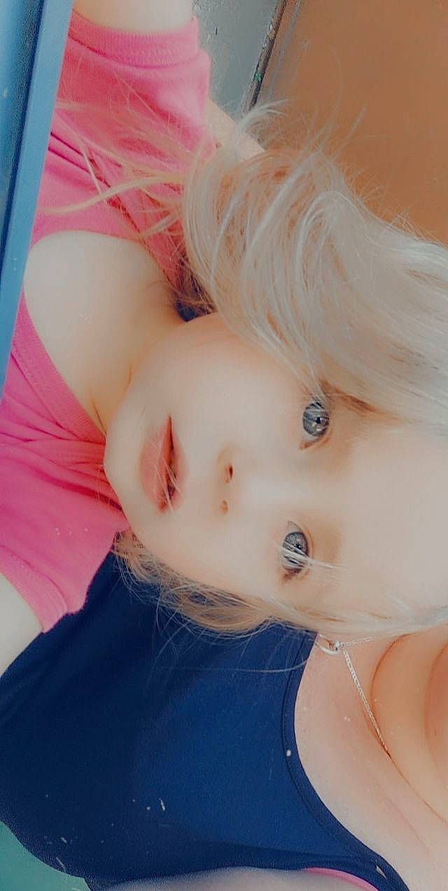 Julia a rejoint le concours — aidez-le/la à gagner de superbes lots ! blond, brown_hair, chest, child, ear, eye, eyelash, happy, head, headwear, jewellery, lip, long_hair, mouth, nose, person, pink, selfie, shoulder, skin