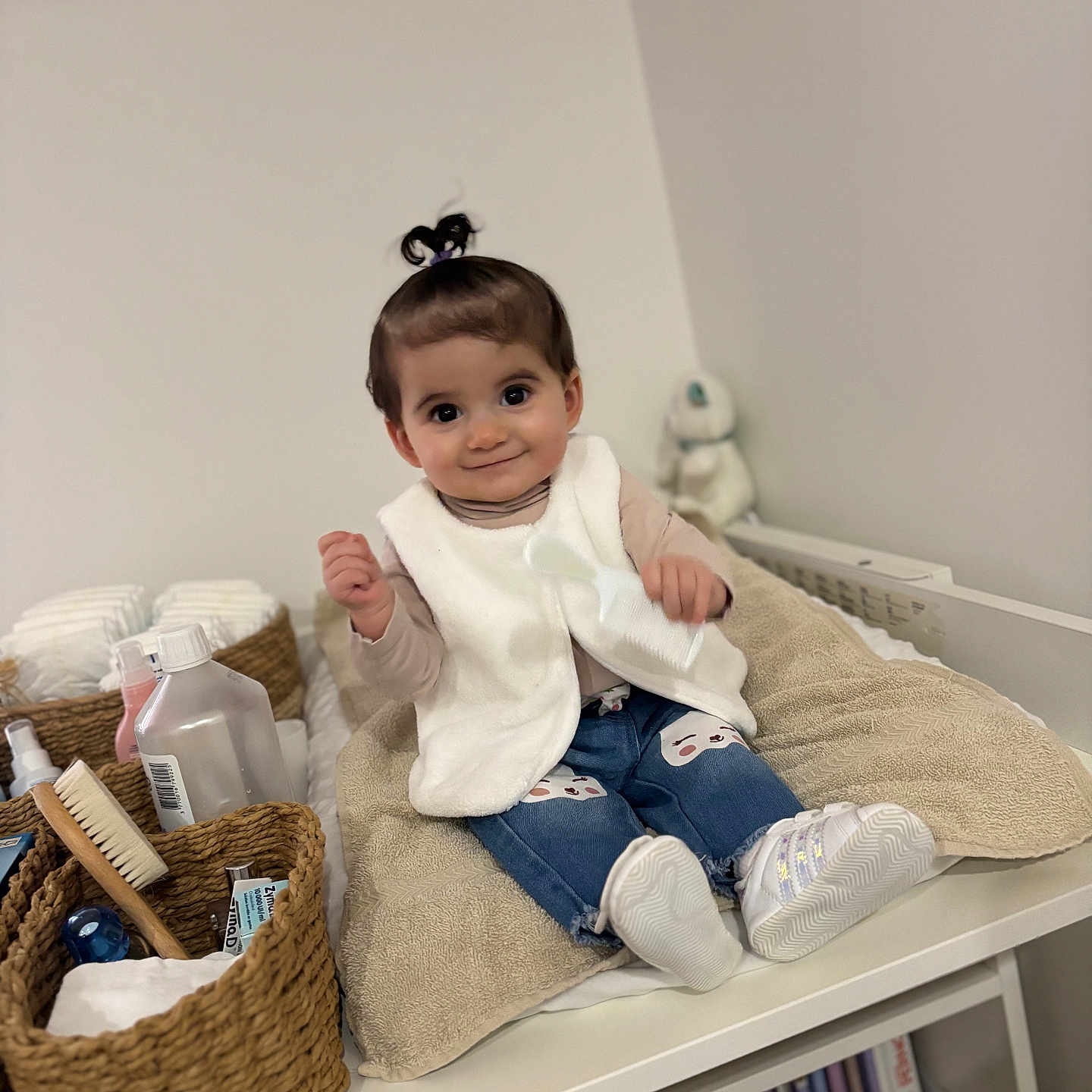 Mellyna a rejoint le concours — aidez-le/la à gagner de superbes lots ! baby, basket, clothing, face, footwear, furniture, hardwood, head, homedecor, hosiery, linen, pants, person, photography, portrait, shelf, shoe, sitting, sock, wood