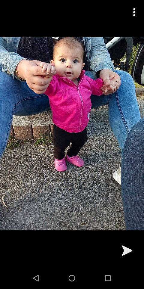 Lindsay Devoille a rejoint le concours — aidez-le/la à gagner de superbes lots ! arm, baby, beauty, cheek, child, cool, face, finger, fun, grass, hand, head, leg, people, person, pink, play, skin, snapshot, toddler