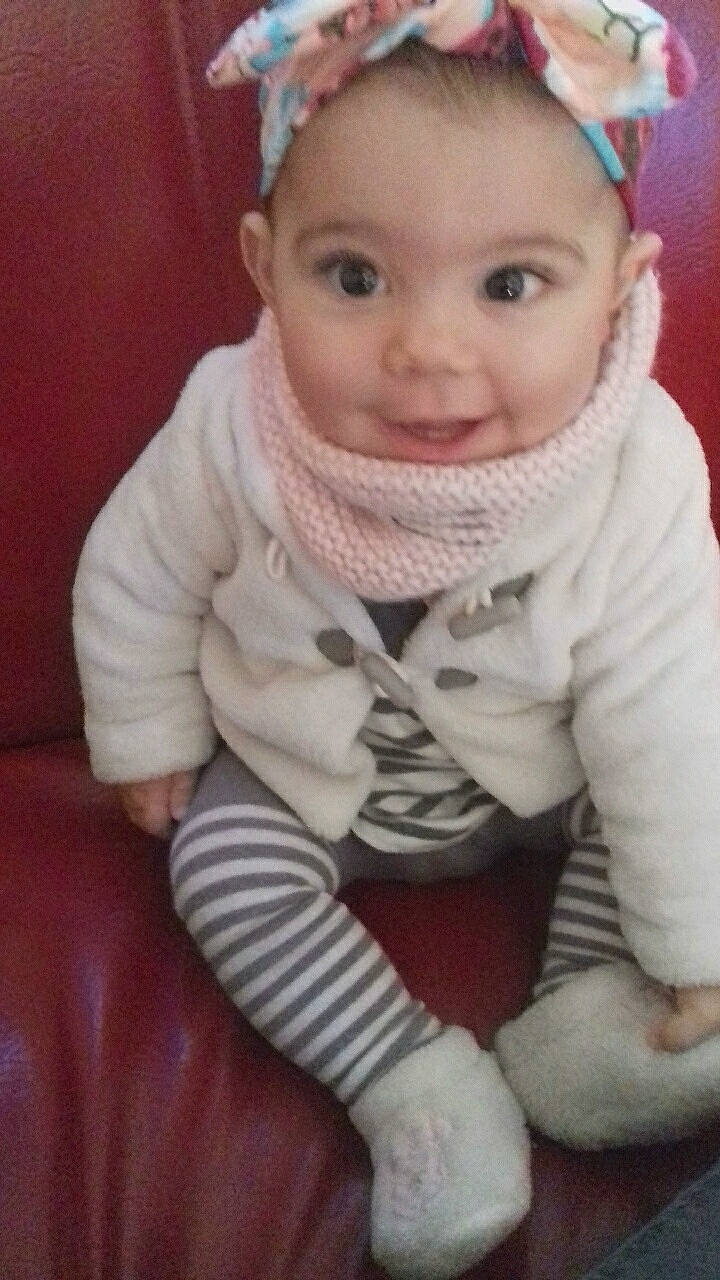 Lindsay Devoille a rejoint le concours — aidez-le/la à gagner de superbes lots ! baby, baby_laughing, baby_making_funny_faces, cheek, child, eye, face, facial_expression, forehead, head, headgear, joy, lip, nose, person, sitting, skin, smile, toddler