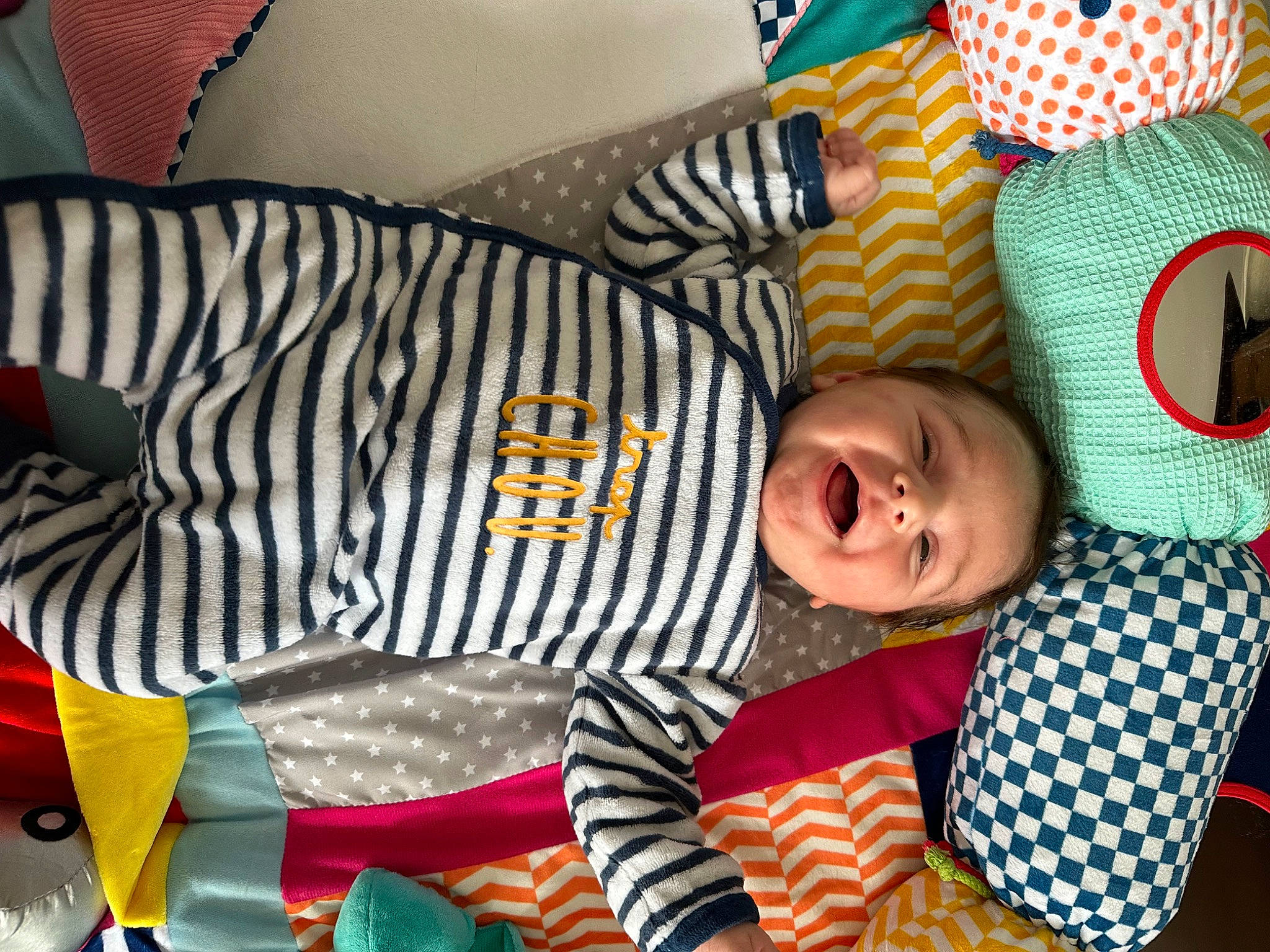 Mélis participe au concours pour gagner de l'argent avec cette photo : baby, baby_products, baby_toddler_clothing, child, comfort, event, fun, happy, leisure, linens, mammal, pattern, people, person, play, room, sitting, sleeve, smile, textile