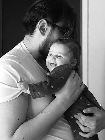 Mélis participe au concours pour gagner de l'argent avec cette photo : arm, baby, black_and_white, black_hair, comfort, elbow, event, eyebrow, flash_photography, fun, gesture, hair, happy, hug, lip, monochrome, monochrome_photography, person, shoulder, smile