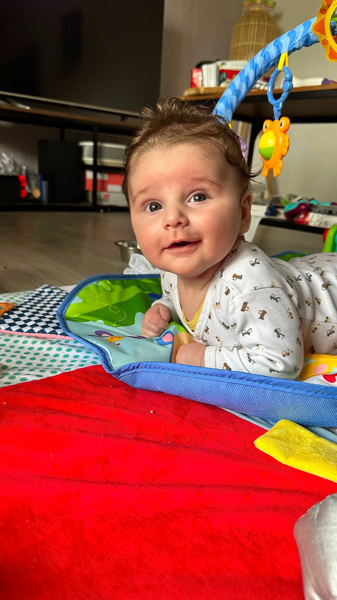 Mélis a rejoint le concours — aidez-le/la à gagner de superbes lots ! baby, baby_products, baby_toddler_clothing, cheek, child, event, eye, face, facial_expression, flooring, fun, happy, head, iris, person, room, sitting, skin, smile, textile