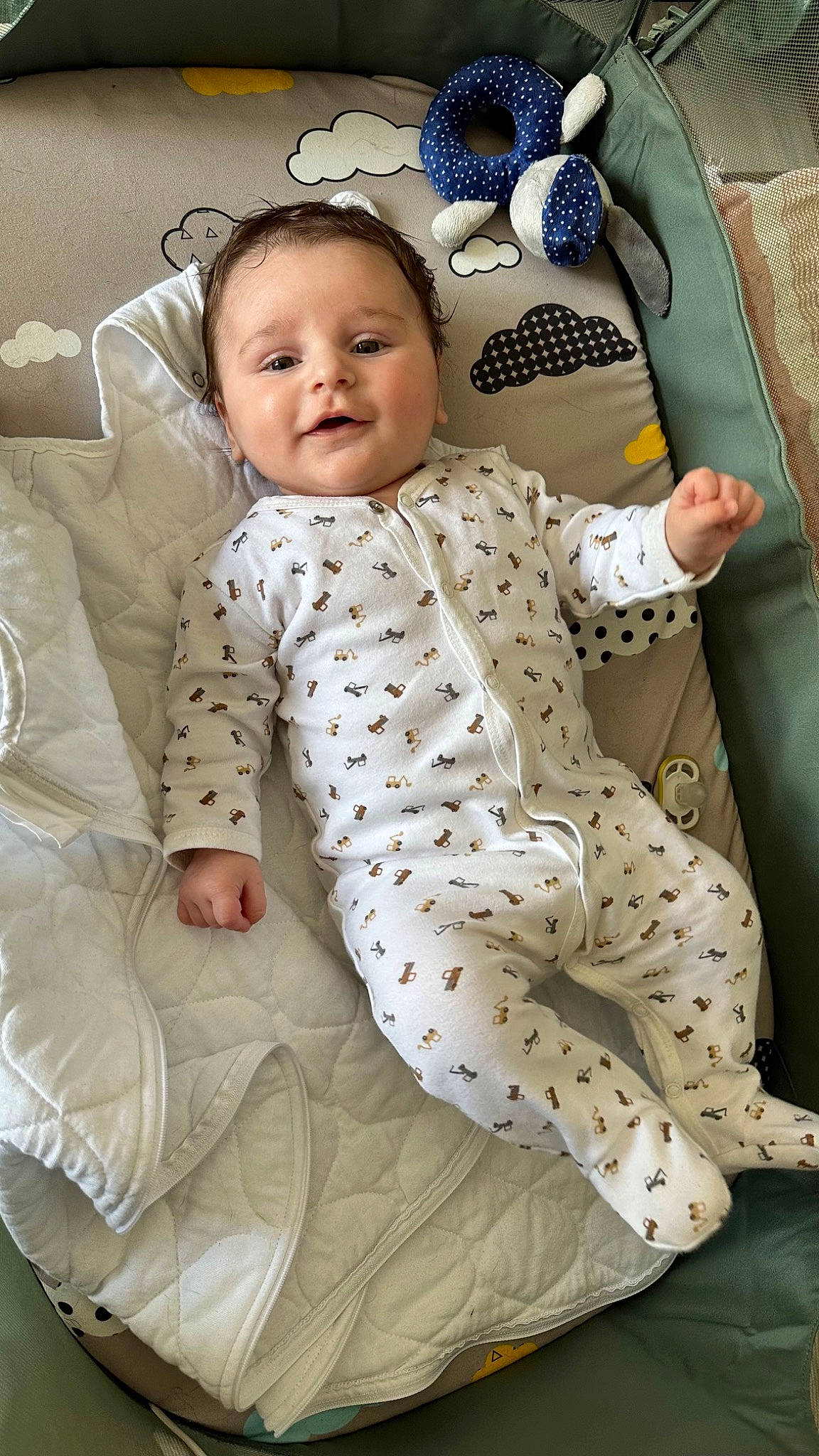 Mélis participe au concours pour gagner de l'argent avec cette photo : baby, baby_products, baby_safety, baby_sleeping, baby_toddler_clothing, child, collar, comfort, infant_bed, knee, linens, pattern, person, play, product, sitting, sleeve, smile, textile, thigh