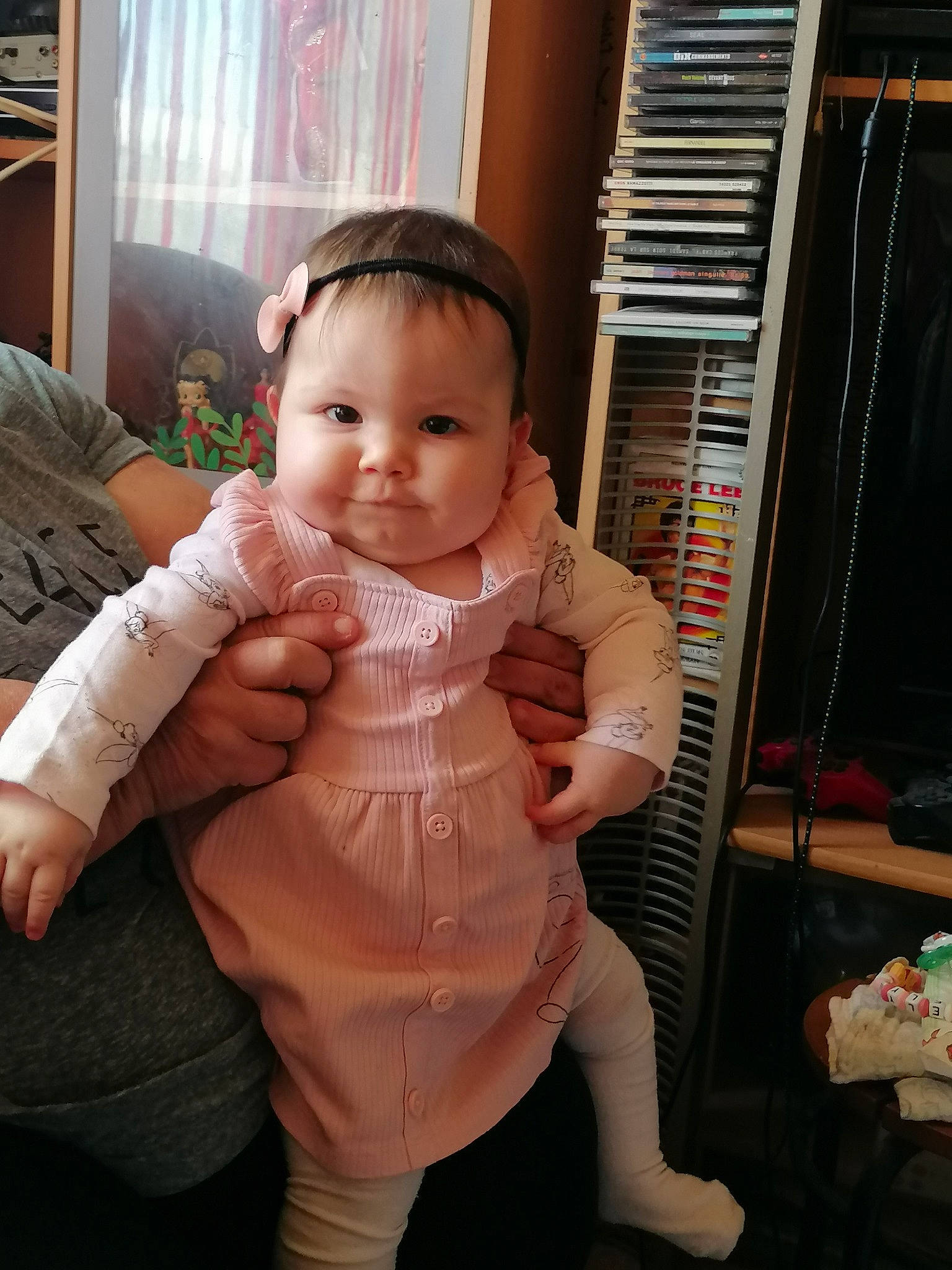 Elyna a rejoint le concours — aidez-le/la à gagner de superbes lots ! abdomen, baby, baby_toddler_clothing, cheek, chest, eye, finger, gesture, happy, head, human_body, iris, mouth, person, skin, sleeve, standing, thigh, thumb, toddler