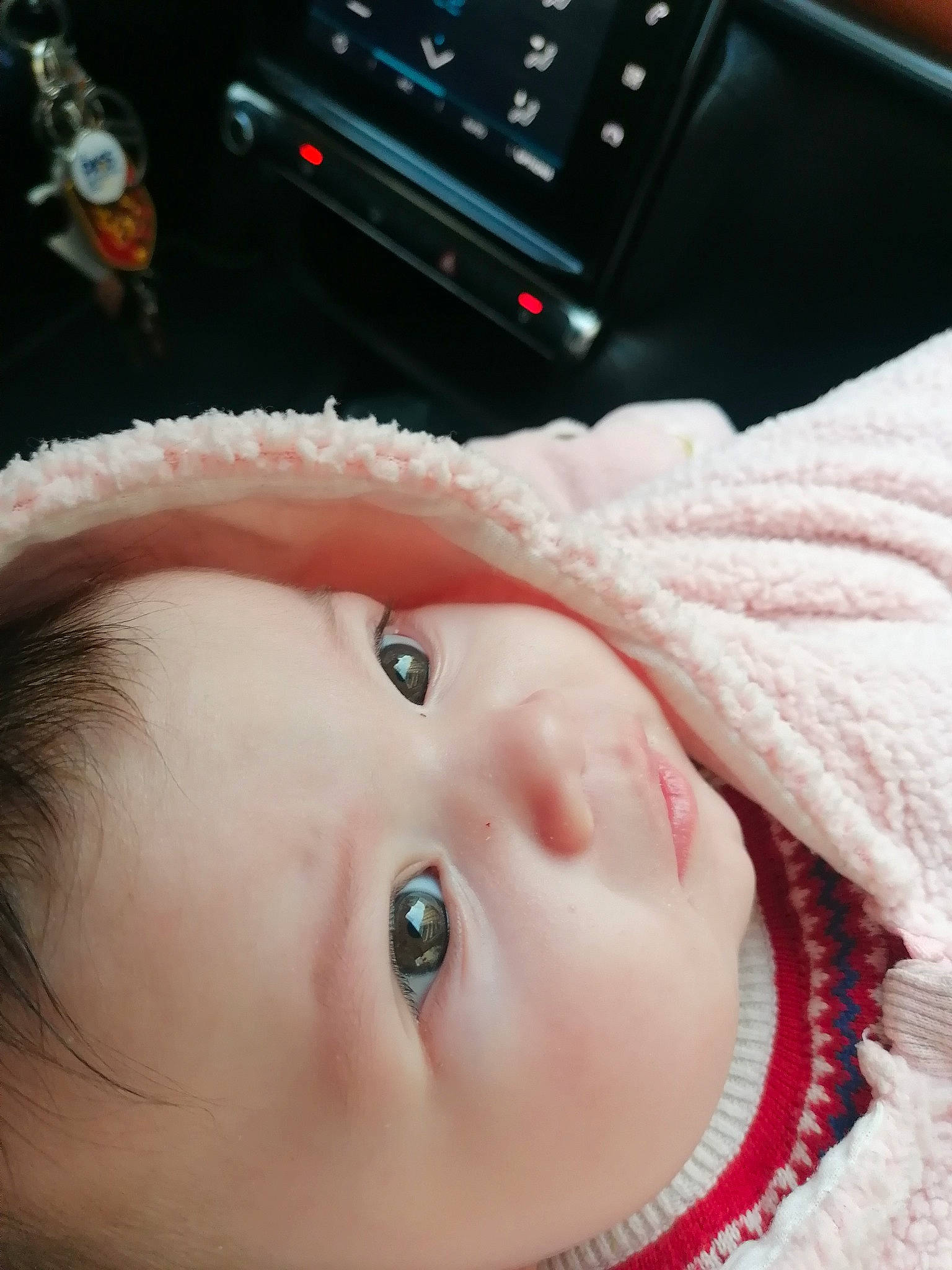 Elyna a rejoint le concours — aidez-le/la à gagner de superbes lots ! audio_equipment, auto_part, baby, baby_toddler_clothing, cheek, child, eyelash, family_car, fashion_accessory, flesh, fur, gear_shift, lip, media_player, nose, person, photography, portable_media_player, portrait_photography, steering_wheel