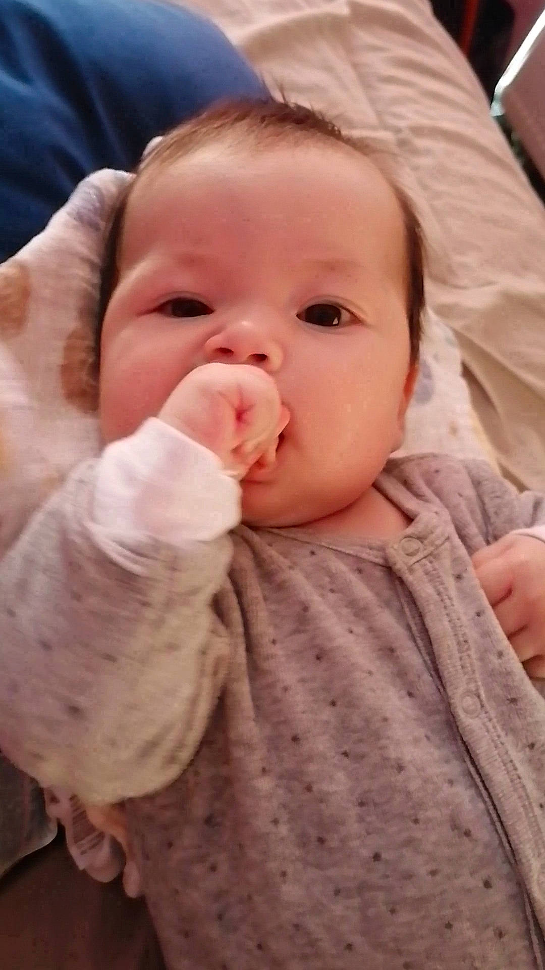 Elyna a rejoint le concours — aidez-le/la à gagner de superbes lots ! baby, baby_toddler_clothing, cheek, child, comfort, eyebrow, eyelash, face, finger, gesture, happy, iris, lip, mouth, nail, nose, person, skin, sleeve, thumb