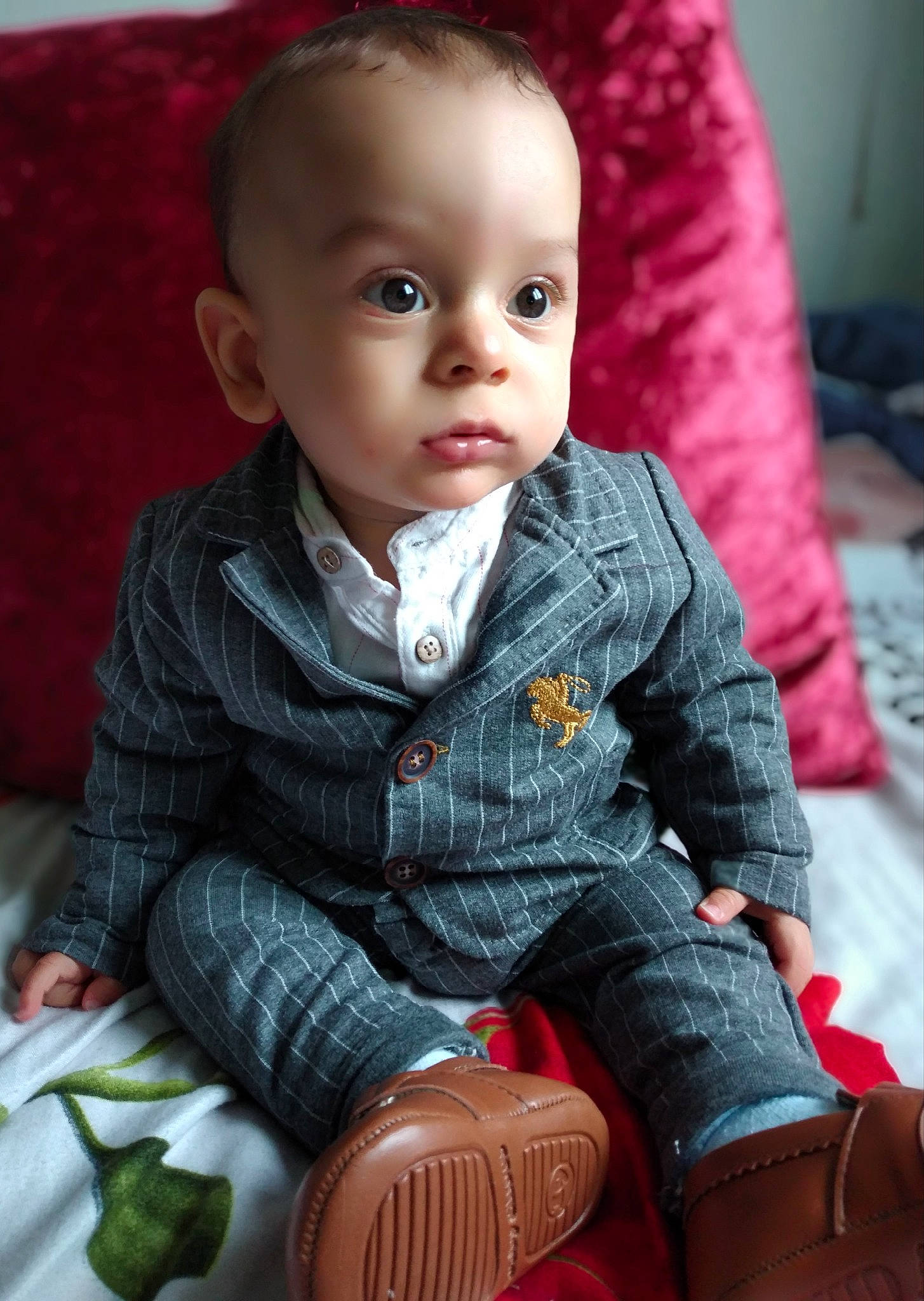 Dusko a rejoint le concours — aidez-le/la à gagner de superbes lots ! baby, baby_toddler_clothing, cheek, child, eye, face, facial_expression, hair, happy, head, iris, lip, nose, organ, outerwear, person, plaid, red, skin, sleeve