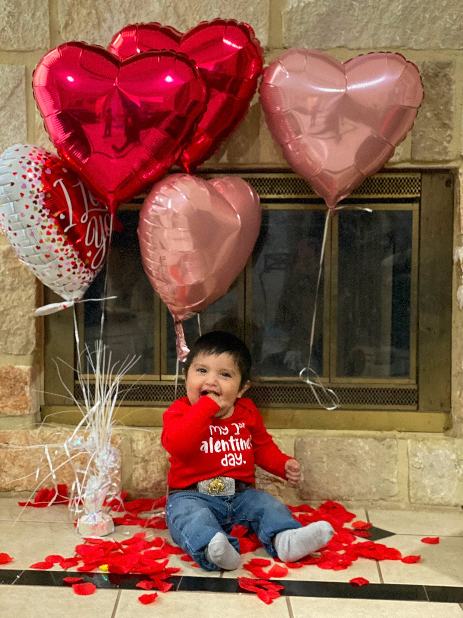 Mateo Sanchez is registered to the contest to win money with this photo: architecture, balloon, child, happy, heart, holiday, love, party_supply, person, pink, red, sweetness, toy, valentines_day