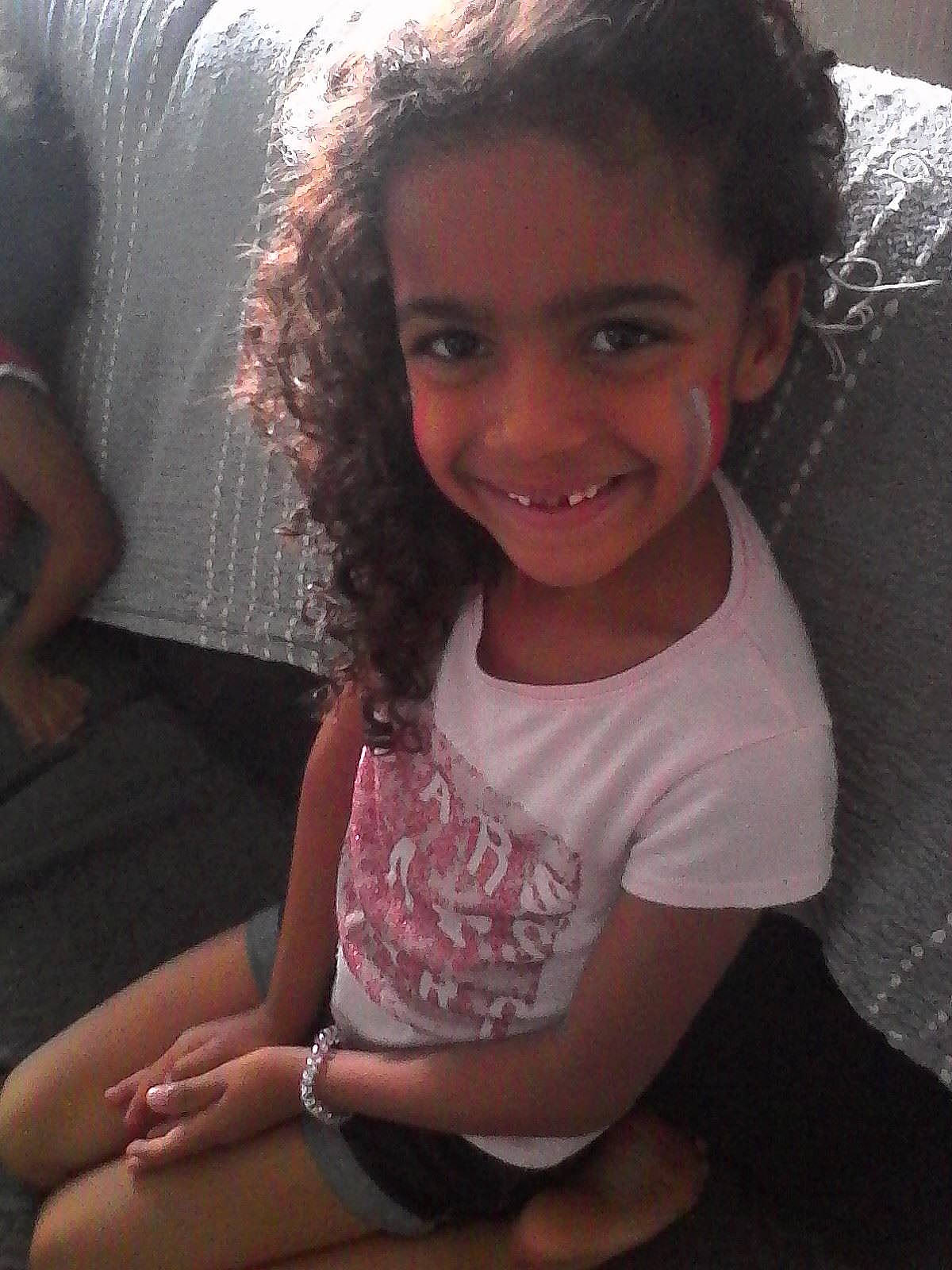 Inayaa a rejoint le concours — aidez-le/la à gagner de superbes lots ! arm, beauty, black_hair, brown_hair, cheek, child, child_model, chin, day, forehead, girl, hair, hairstyle, head, human_hair_color, joy, long_hair, mouth, nose, person