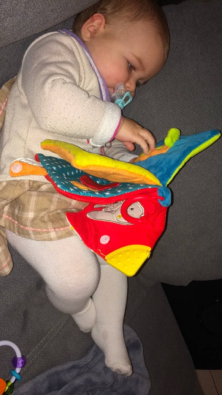 Lizéa participe au concours pour gagner de l'argent avec cette photo : baby, child, leg, person, play, toddler