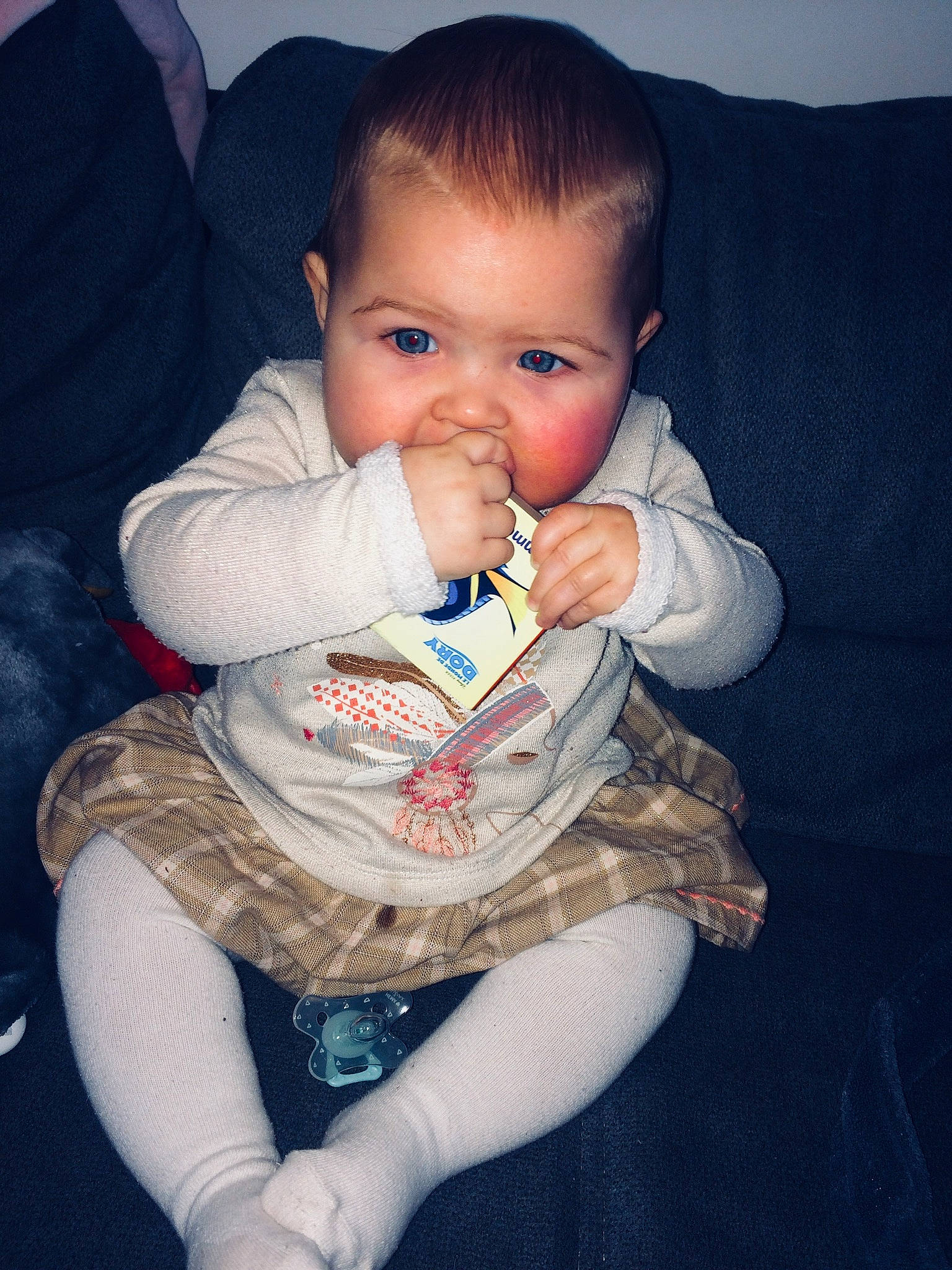 Lizéa a rejoint le concours — aidez-le/la à gagner de superbes lots ! baby, cheek, child, eye, finger, fun, iris, lip, mouth, nose, person, sitting, skin, smile, toddler