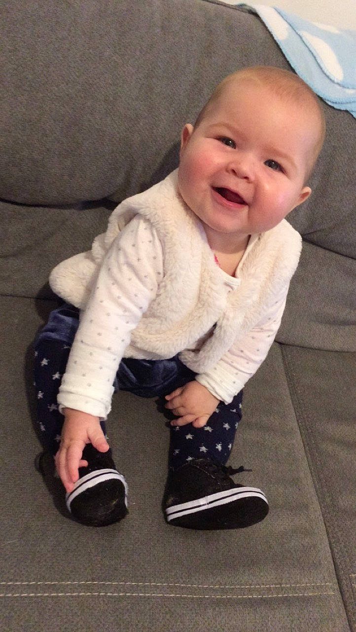 Lizéa participe au concours pour gagner de l'argent avec cette photo : baby, baby_laughing, cheek, child, facial_expression, footwear, person, shoe, sitting, smile, toddler