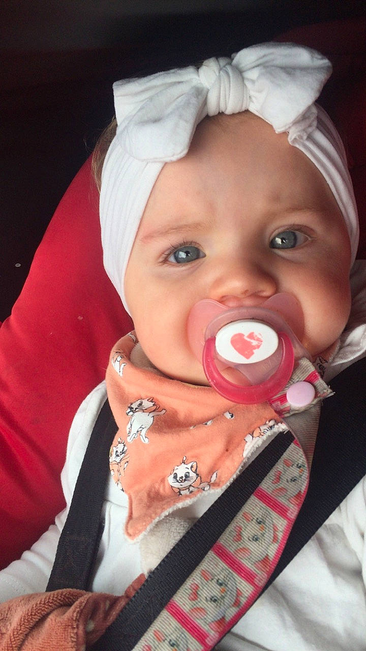 Mya participe au concours pour gagner de l'argent avec cette photo : baby, baby_toddler_clothing, cheek, chin, drinkware, ear, eye, eyebrow, eyelash, face, facial_expression, finger, headwear, human, human_body, iris, lip, mouth, nose, person