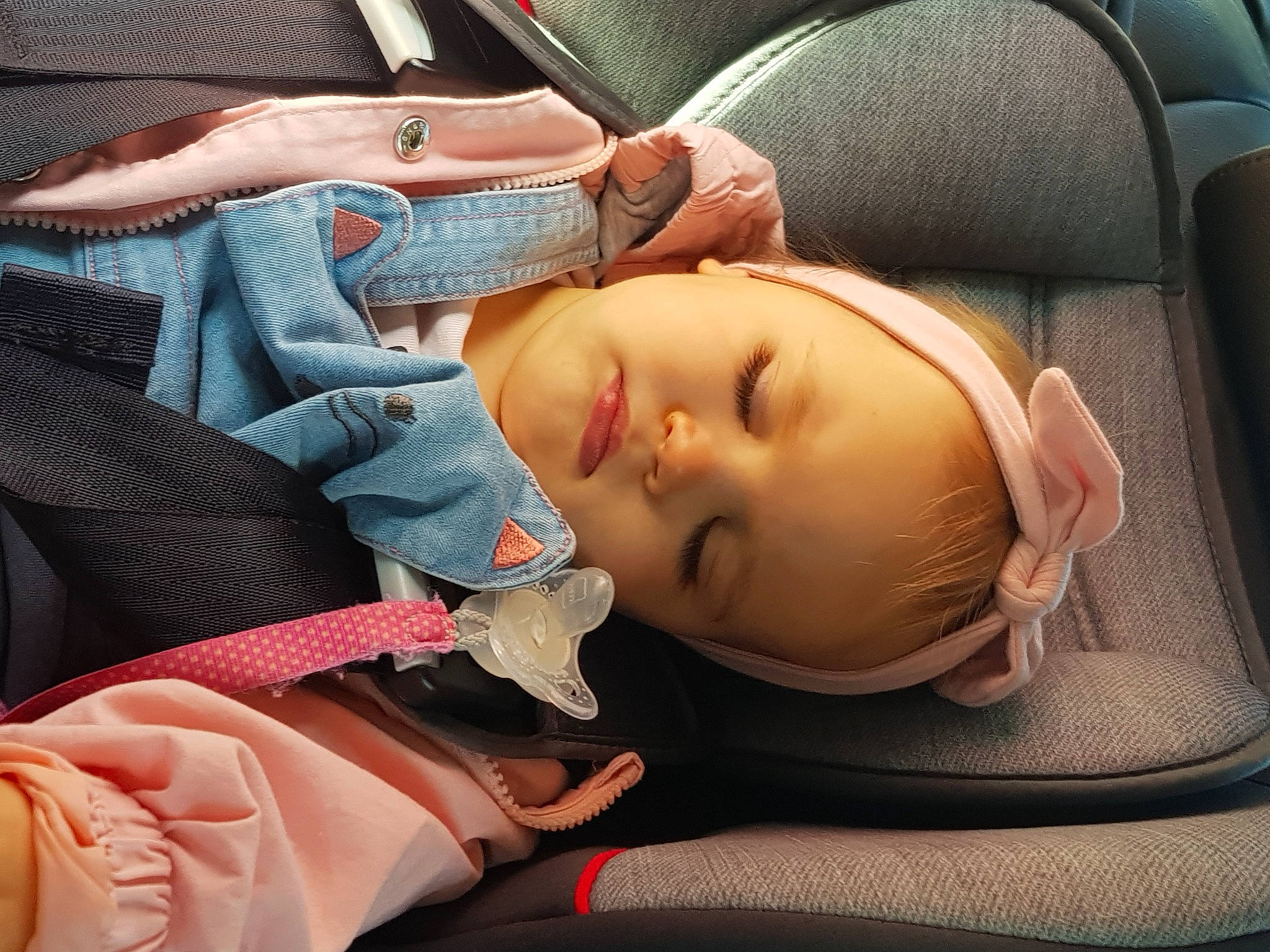 Léanne participe au concours pour gagner de l'argent avec cette photo : baby, baby_carriage, baby_in_car_seat, baby_products, baby_toddler_clothing, car_seat, cheek, child, chin, comfort, ear, eyebrow, eyelash, head, mouth, nose, person, seat_belt, skin, toddler