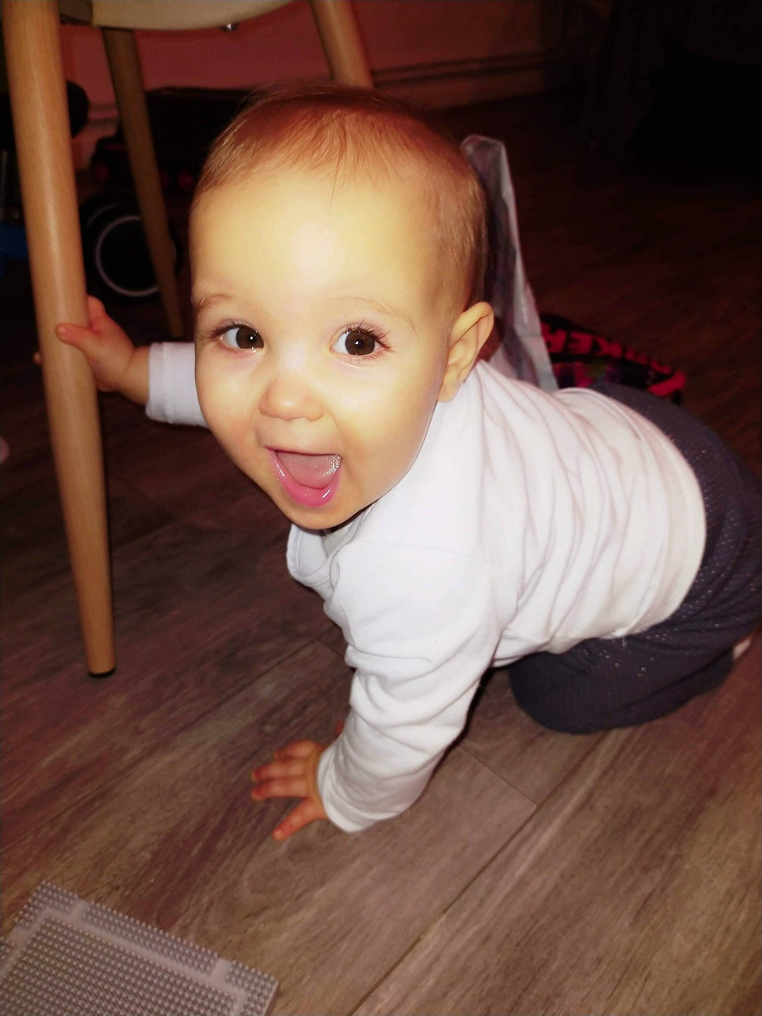 Léanne a rejoint le concours — aidez-le/la à gagner de superbes lots ! baby, baby_toddler_clothing, cheek, crawling, eye, eyebrow, flash_photography, floor, flooring, happy, hardwood, head, human_body, iris, nose, person, skin, sleeve, smile, toddler