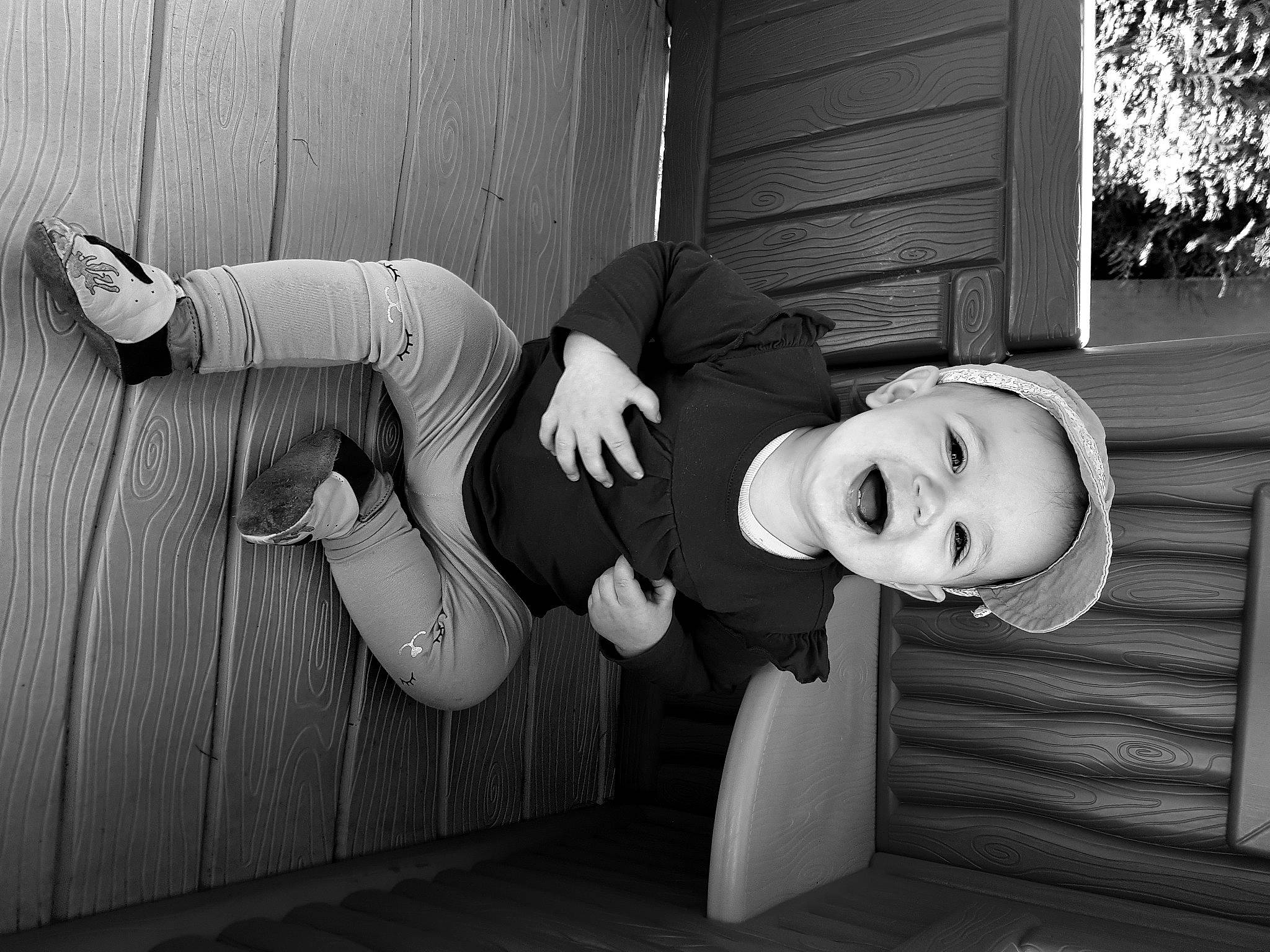 Léanne a rejoint le concours — aidez-le/la à gagner de superbes lots ! arm, black_and_white, cool, door, elbow, eyewear, flash_photography, fun, gesture, happy, headgear, joint, knee, leg, person, shoe, smile, standing, style, thigh