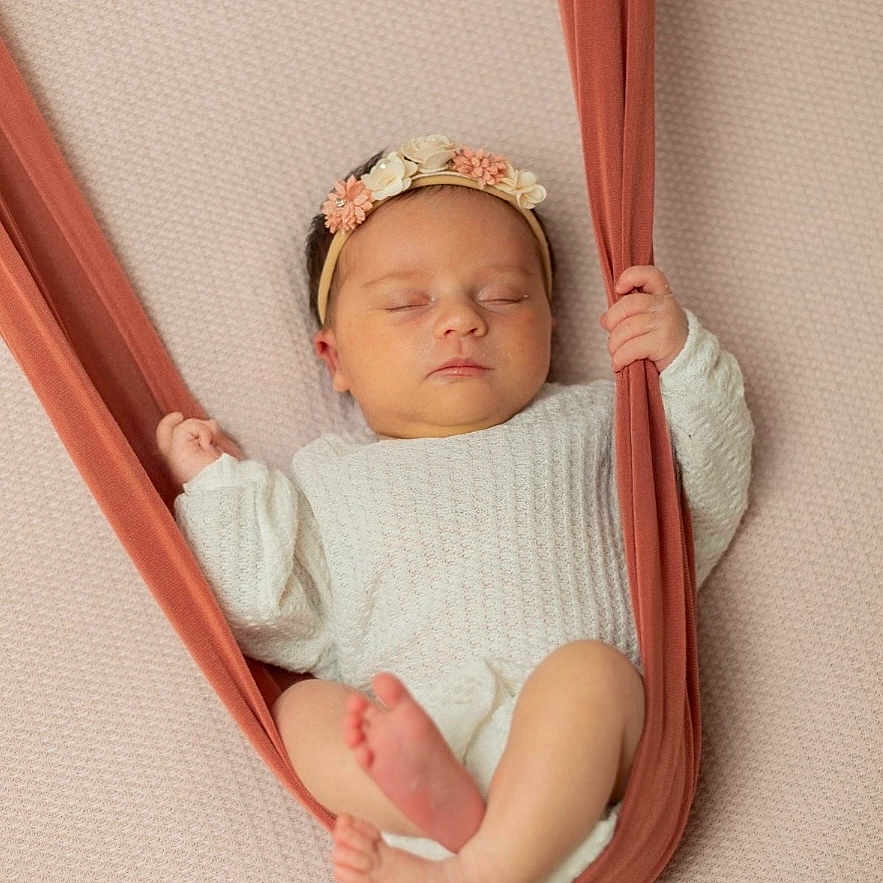 Maylie participe au concours pour gagner de l'argent avec cette photo : baby, child, closeup, cozy, cute, fabric, feet, flower, hammock, hands, headband, indoor, infant, newborn, peaceful, portrait, resting, sleeping, soft_texture, white_clothing