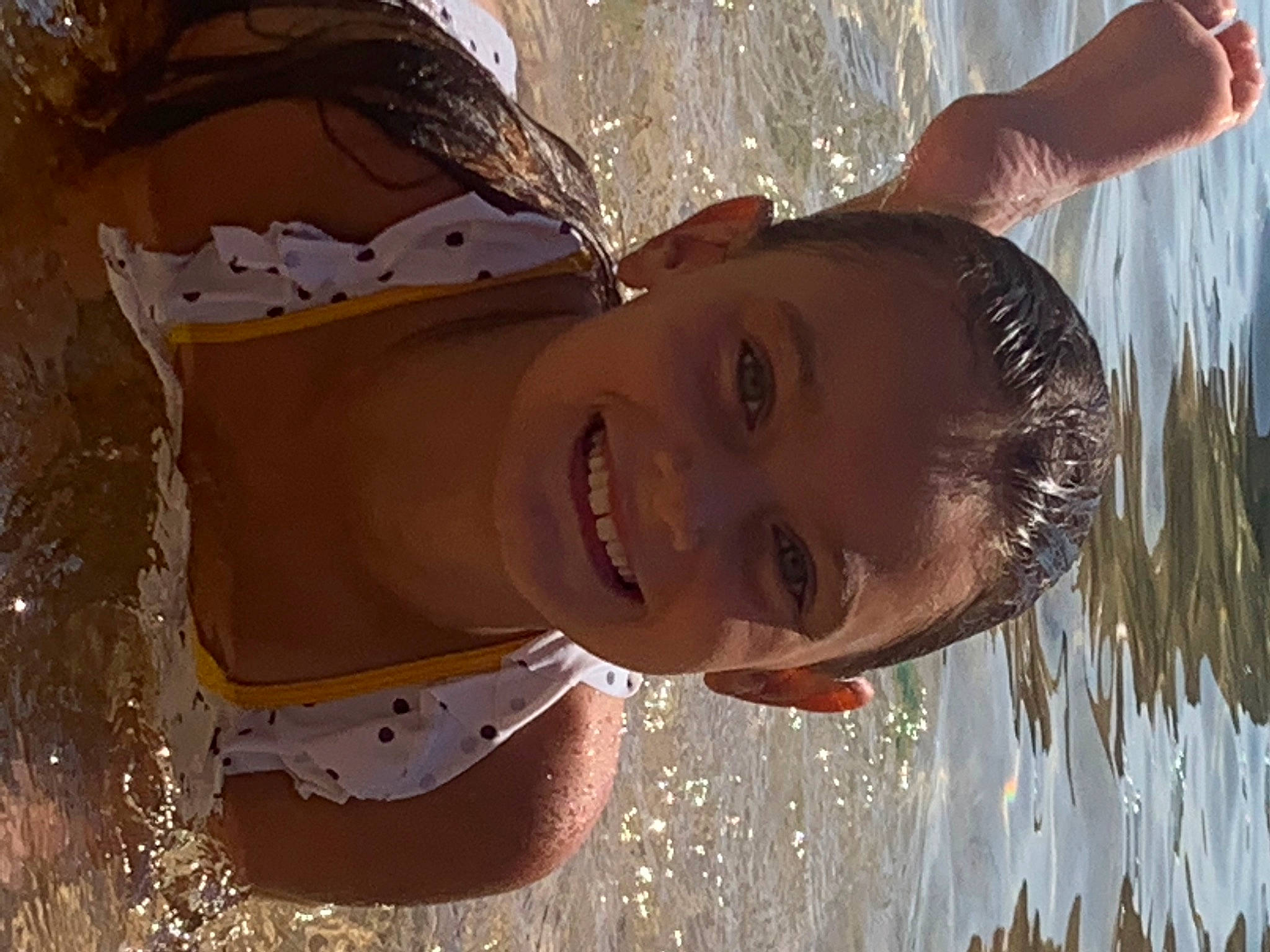 Meline a rejoint le concours — aidez-le/la à gagner de superbes lots ! child, chin, close_up, cool, eye, face, flash_photography, fun, happy, head, joy, lake, leisure, lip, mouth, nose, people_in_nature, people_on_beach, person, skin