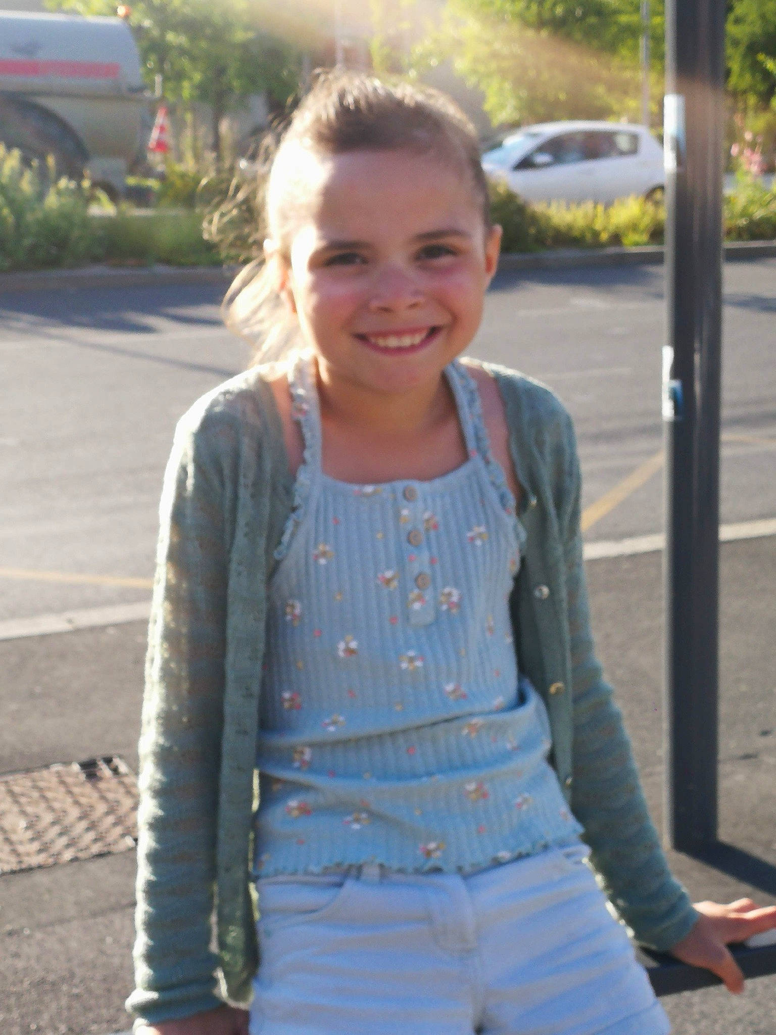 Luna participe au concours pour gagner de l'argent avec cette photo : asphalt, blazer, cool, denim, electric_blue, eyewear, facial_expression, grass, hairstyle, happy, human, joy, person, plant, public_space, road_surface, sleeve, smile, standing, tree