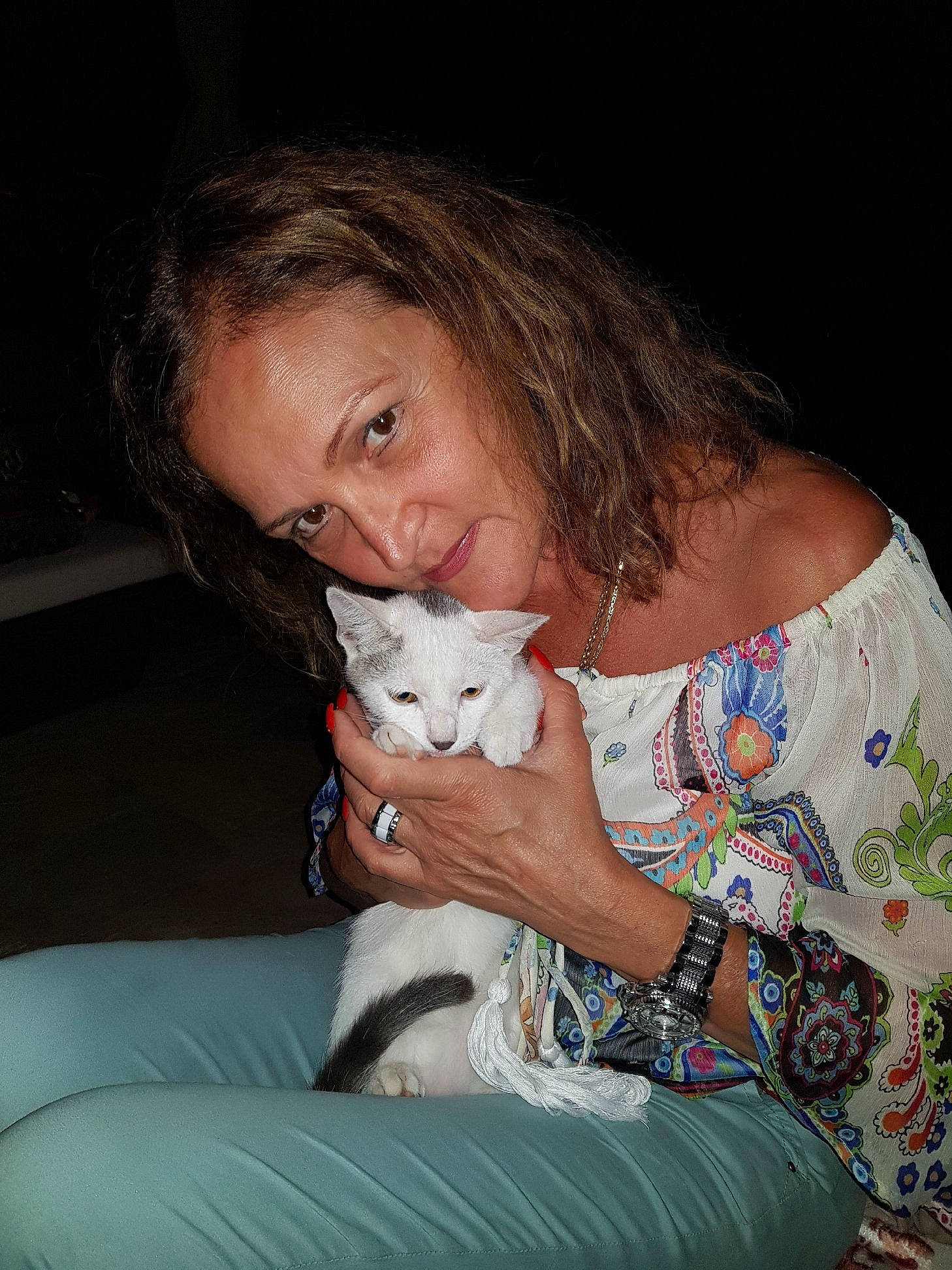 Fidji participe au concours pour gagner de l'argent avec cette photo : abdomen, brown_hair, carnivore, cat, comfort, couch, ear, fawn, felidae, flash_photography, formal_wear, fur, grass, hand, human_leg, lap, nail, small_to_medium_sized_cats, trunk, whiskers