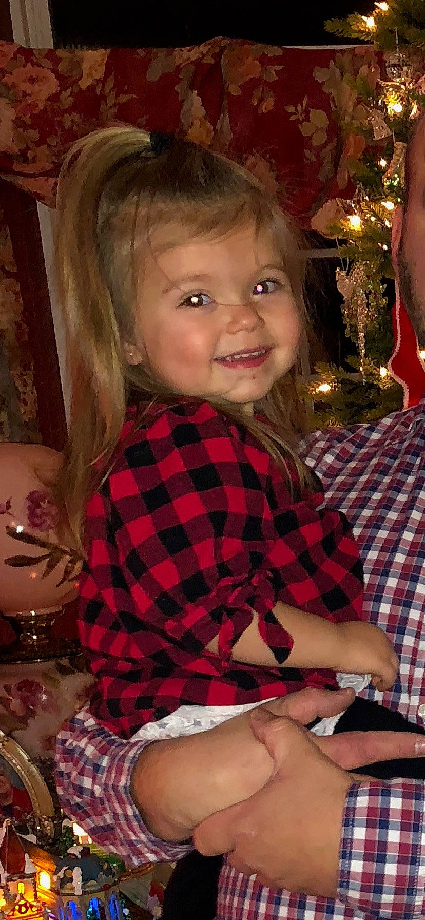 Payson is registered to the contest to win money with this photo: blond, christmas_eve, design, holiday, joy, leg, long_hair, pattern, person, plaid, sitting, smile, tartan
