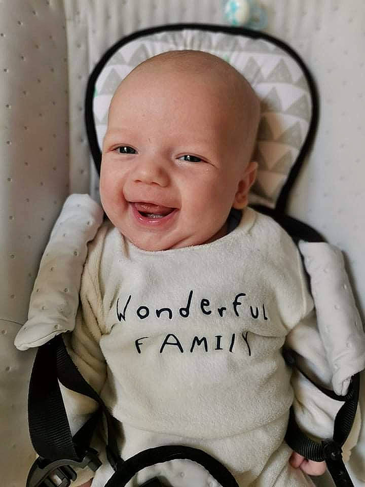 Jules a rejoint le concours — aidez-le/la à gagner de superbes lots ! baby_toddler_clothing, cheek, comfort, eye, eyebrow, facial_expression, happy, head, iris, lip, neck, nose, organ, person, product, skin, sleeve, smile, standing, textile