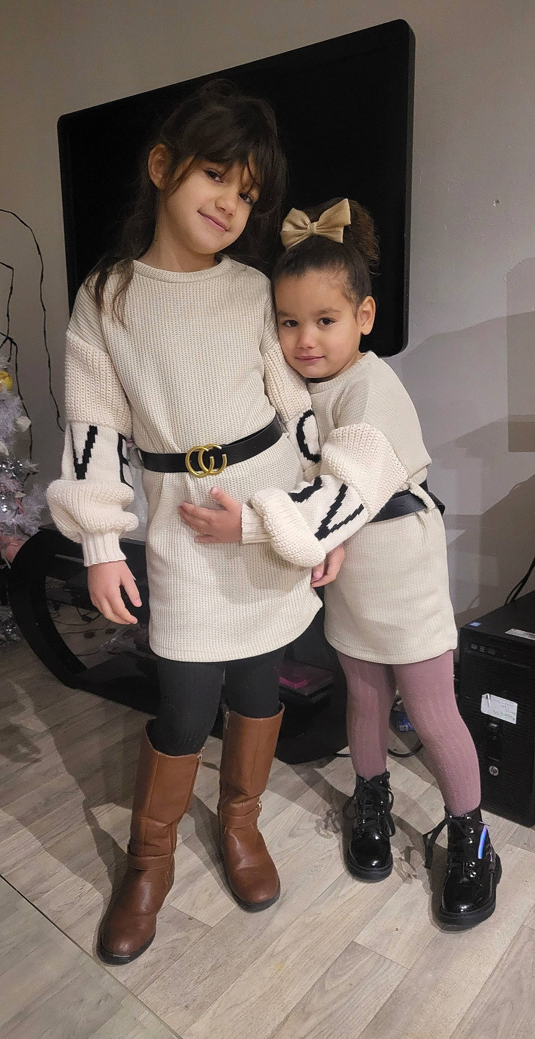 Nour participe au concours pour gagner de l'argent avec cette photo : boot, child, event, fashion_design, fun, fur, gesture, happy, human_leg, joy, knee, leg, person, sandal, shoe, skin, sleeve, smile, sneakers, sock