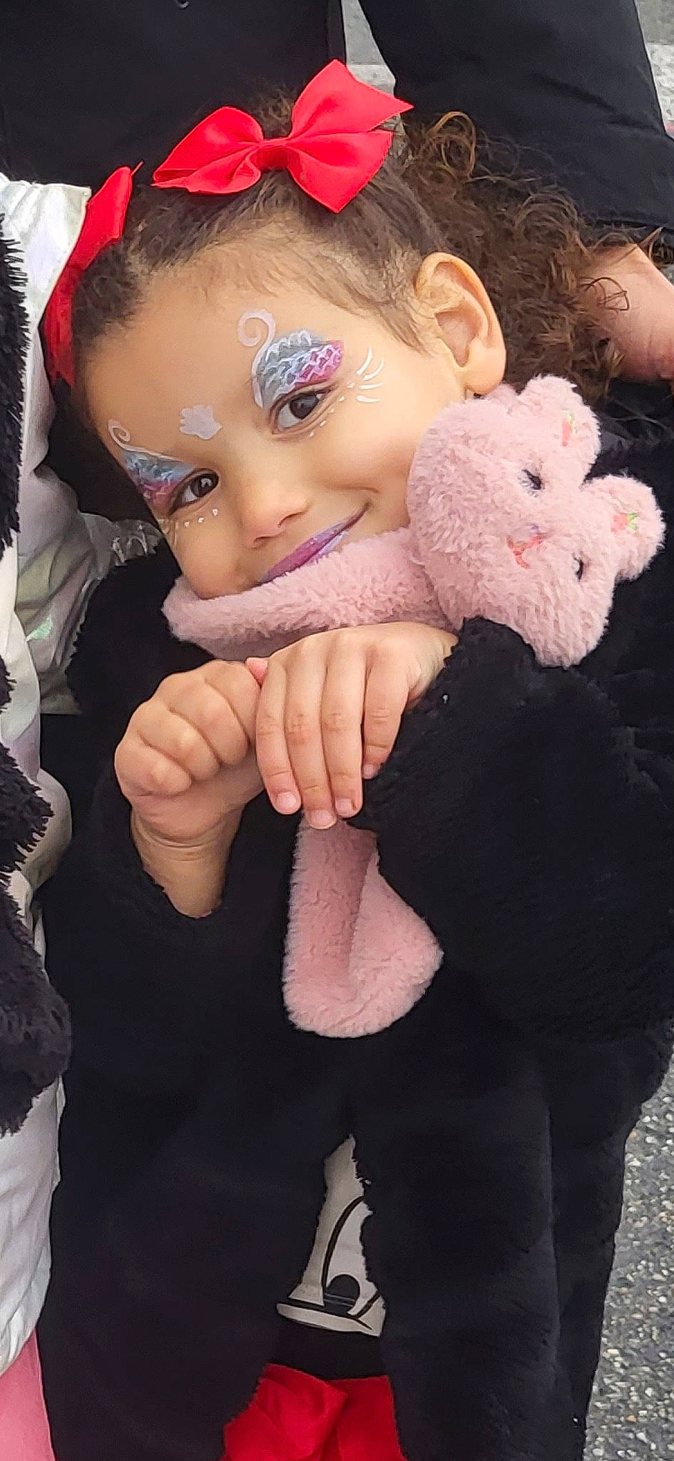 Nour a rejoint le concours — aidez-le/la à gagner de superbes lots ! cheek, doll, eye, eyelash, finger, gesture, hand, happy, head, headgear, human_body, lip, nail, nose, organ, person, pink, skin, thumb, toy