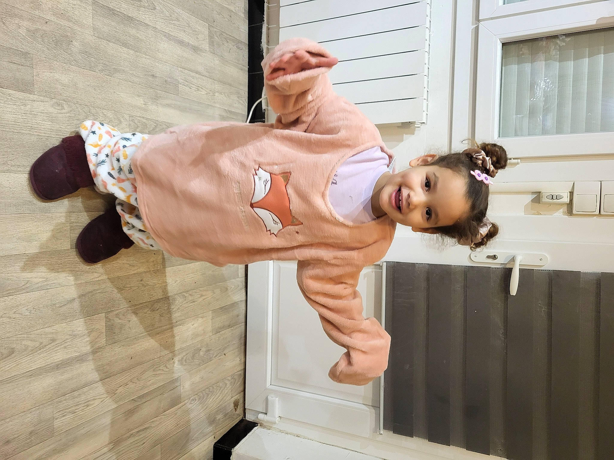 Nour a rejoint le concours — aidez-le/la à gagner de superbes lots ! baby_toddler_clothing, child, elbow, flash_photography, flooring, fun, happy, human_leg, joy, person, sitting, sleeve, smile, thigh, toddler, waist, window, wood, wrist