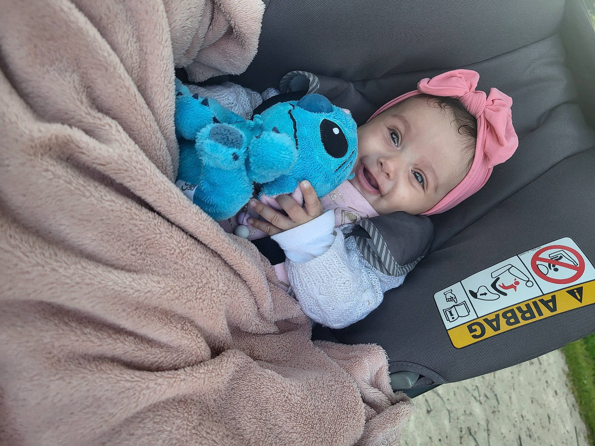 Yasmine a rejoint le concours — aidez-le/la à gagner de superbes lots ! baby, baby_products, baby_sleeping, baby_toddler_clothing, child, comfort, grass, happy, linens, mammal, outerwear, person, sitting, sleeve, smile, stuffed_toy, textile, toddler, toy, tree