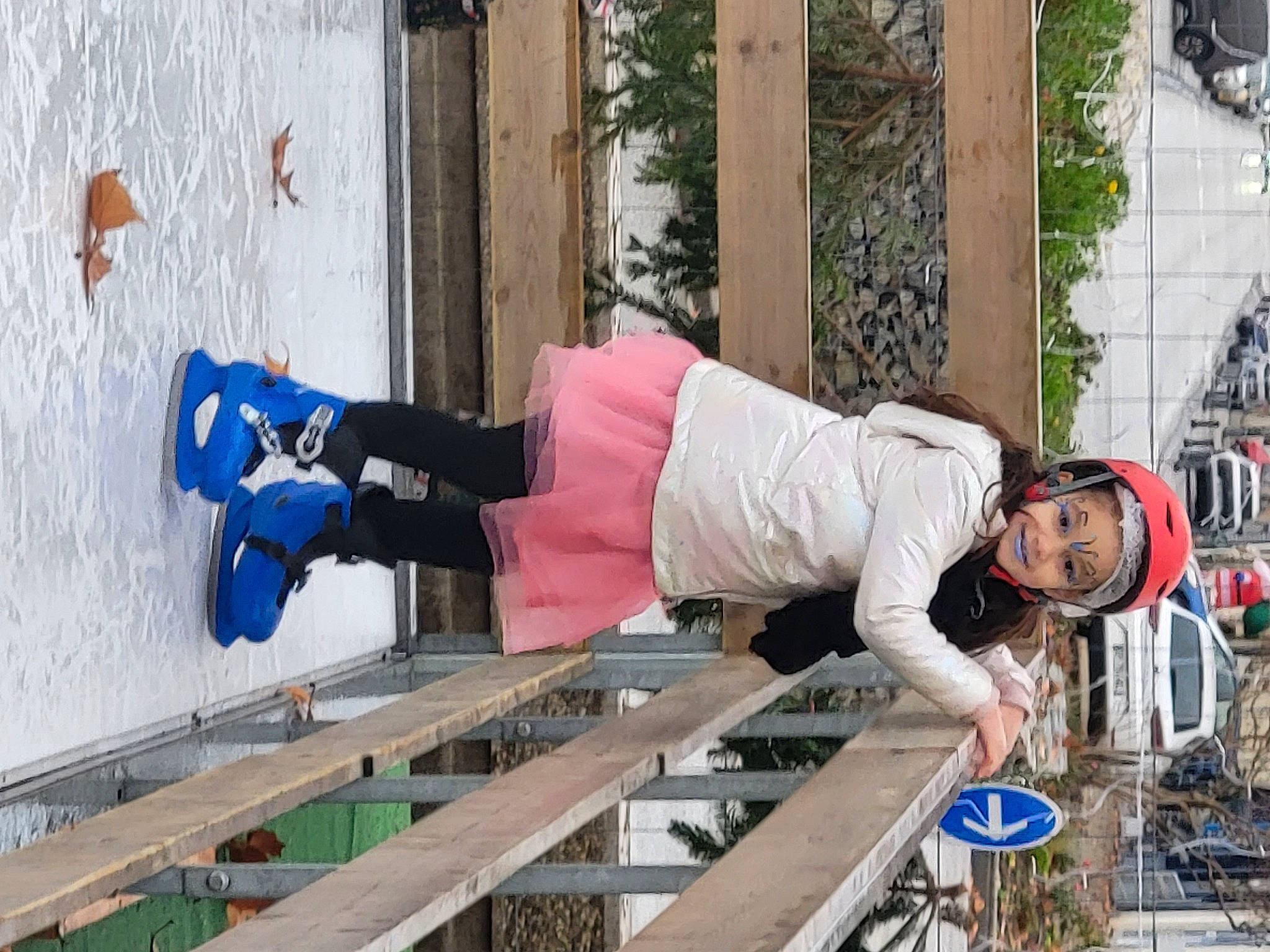 Inaya a rejoint le concours — aidez-le/la à gagner de superbes lots ! bicycle_helmet, bicycle_wheel, bicycles_equipment_and_supplies, boot, building, facade, fun, headwear, helmet, jacket, joy, leisure, outdoor_shoe, person, plant, recreation, snow, tire, tree, walking_shoe