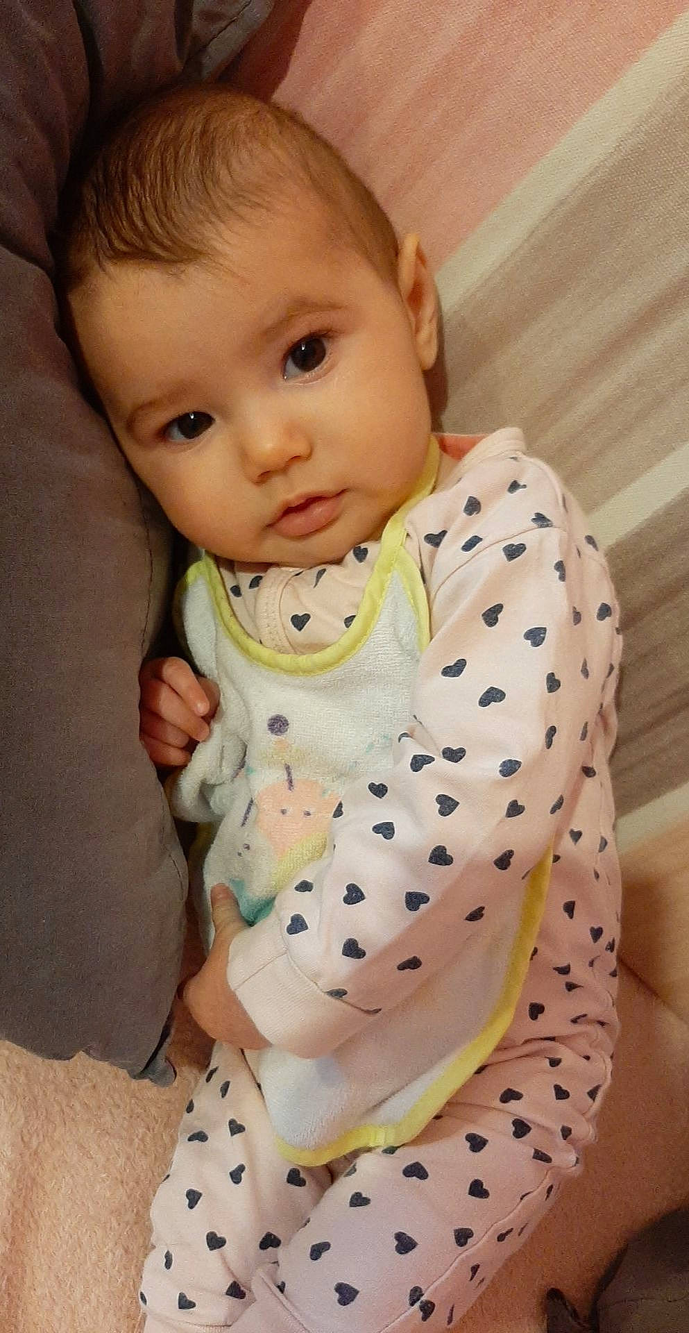 Juéline participe au concours pour gagner de l'argent avec cette photo : baby, baby_toddler_clothing, cheek, child, design, eye, face, head, nose, pattern, person, polka_dot, skin, sleeve, toddler