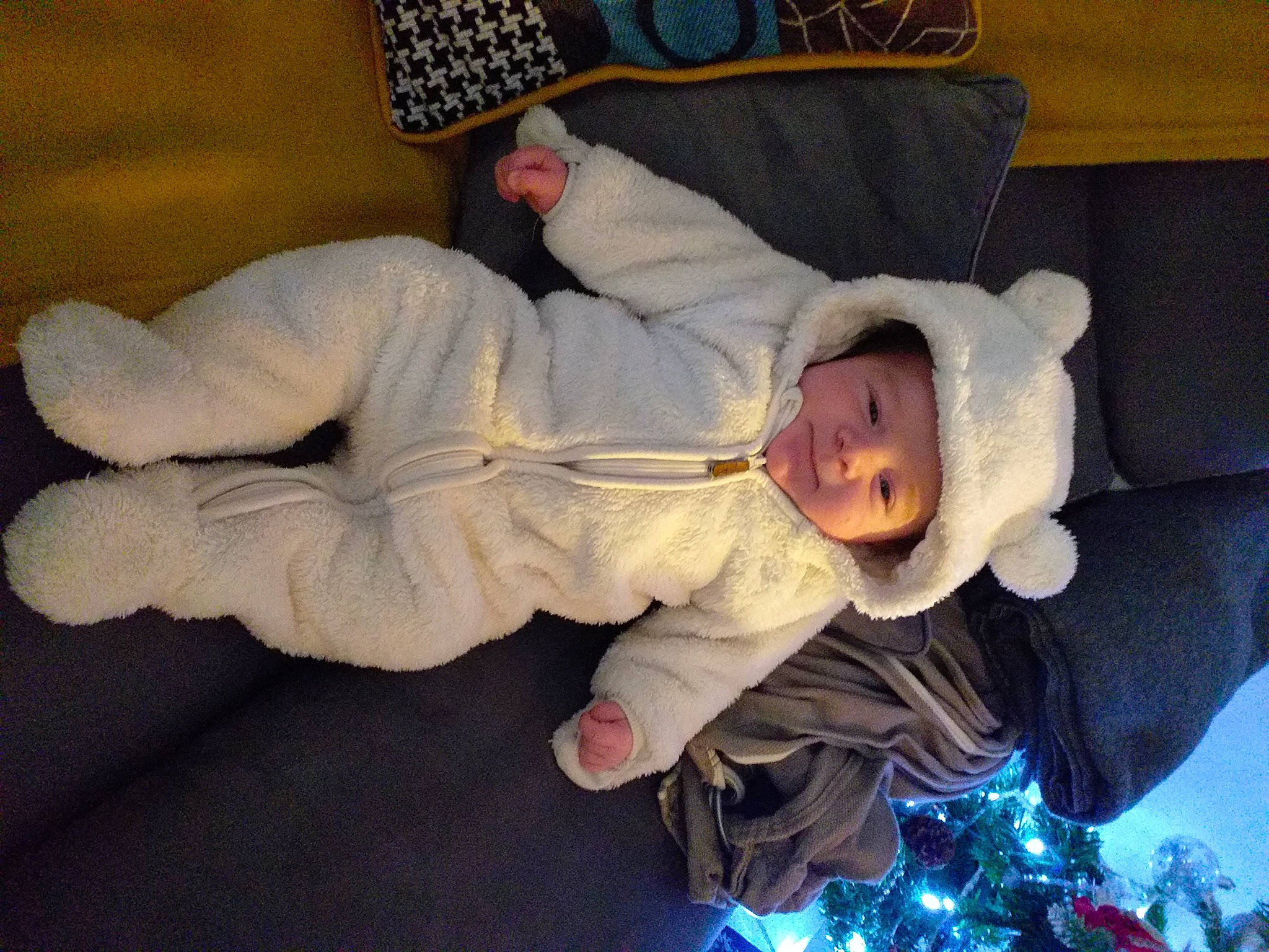 Vincent a rejoint le concours — aidez-le/la à gagner de superbes lots ! baby, baby_products, baby_sleeping, baby_toddler_clothing, beanie, child, comfort, fur, fur_clothing, headwear, human, human_body, knit_cap, person, textile, toddler, wool