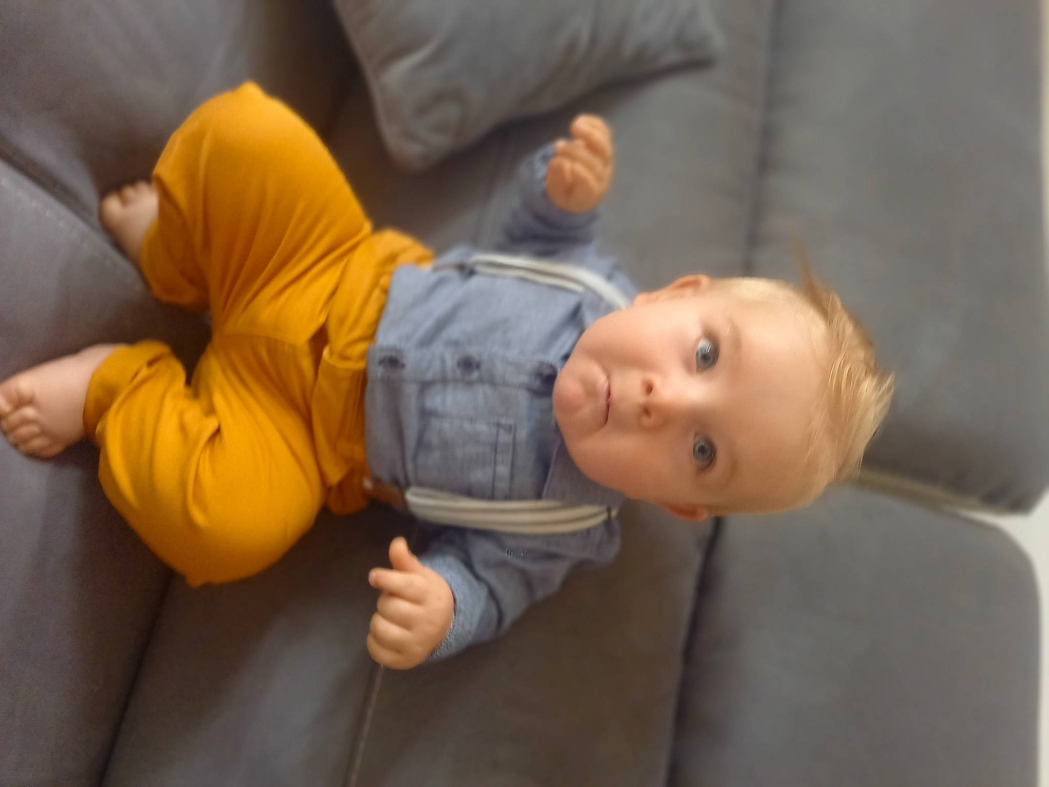 Vincent a rejoint le concours — aidez-le/la à gagner de superbes lots ! abdomen, baby, baby_products, cheek, child, comfort, flooring, foot, fun, gesture, human_body, human_leg, joint, knee, lap, leg, person, sitting, thumb, toddler