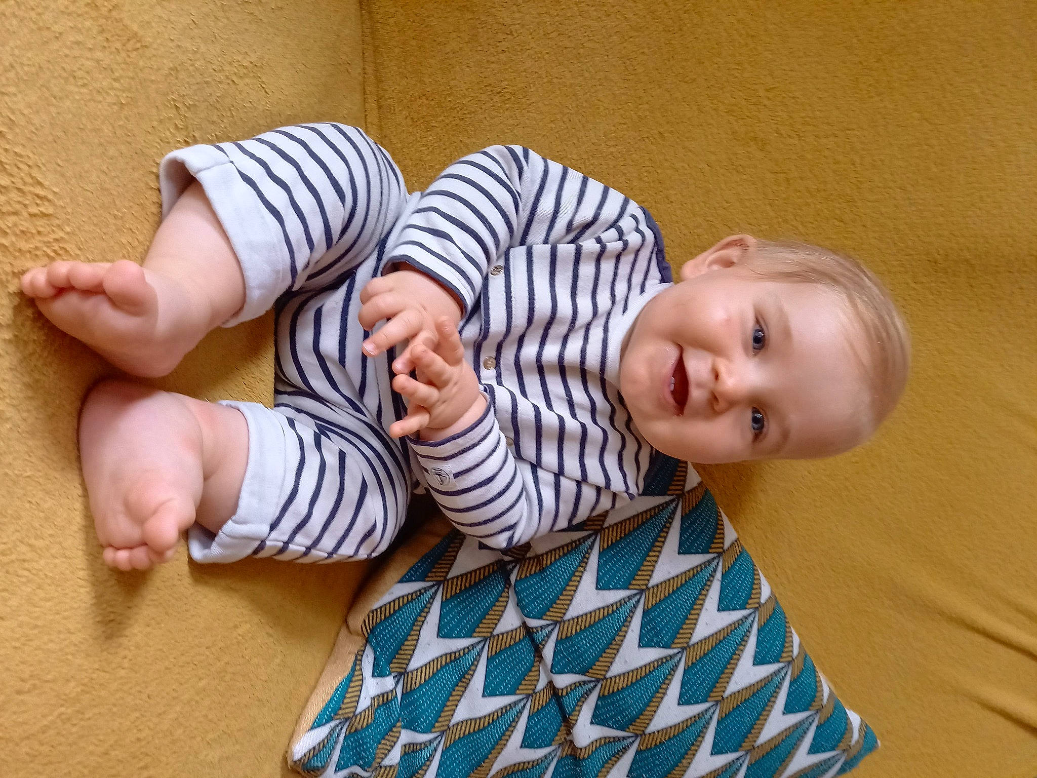 Vincent participe au concours pour gagner de l'argent avec cette photo : baby, baby_toddler_clothing, collar, comfort, dress, facial_expression, finger, floor, flooring, hand, human_body, joint, joy, leg, mammal, person, skin, sleeve, smile, toddler