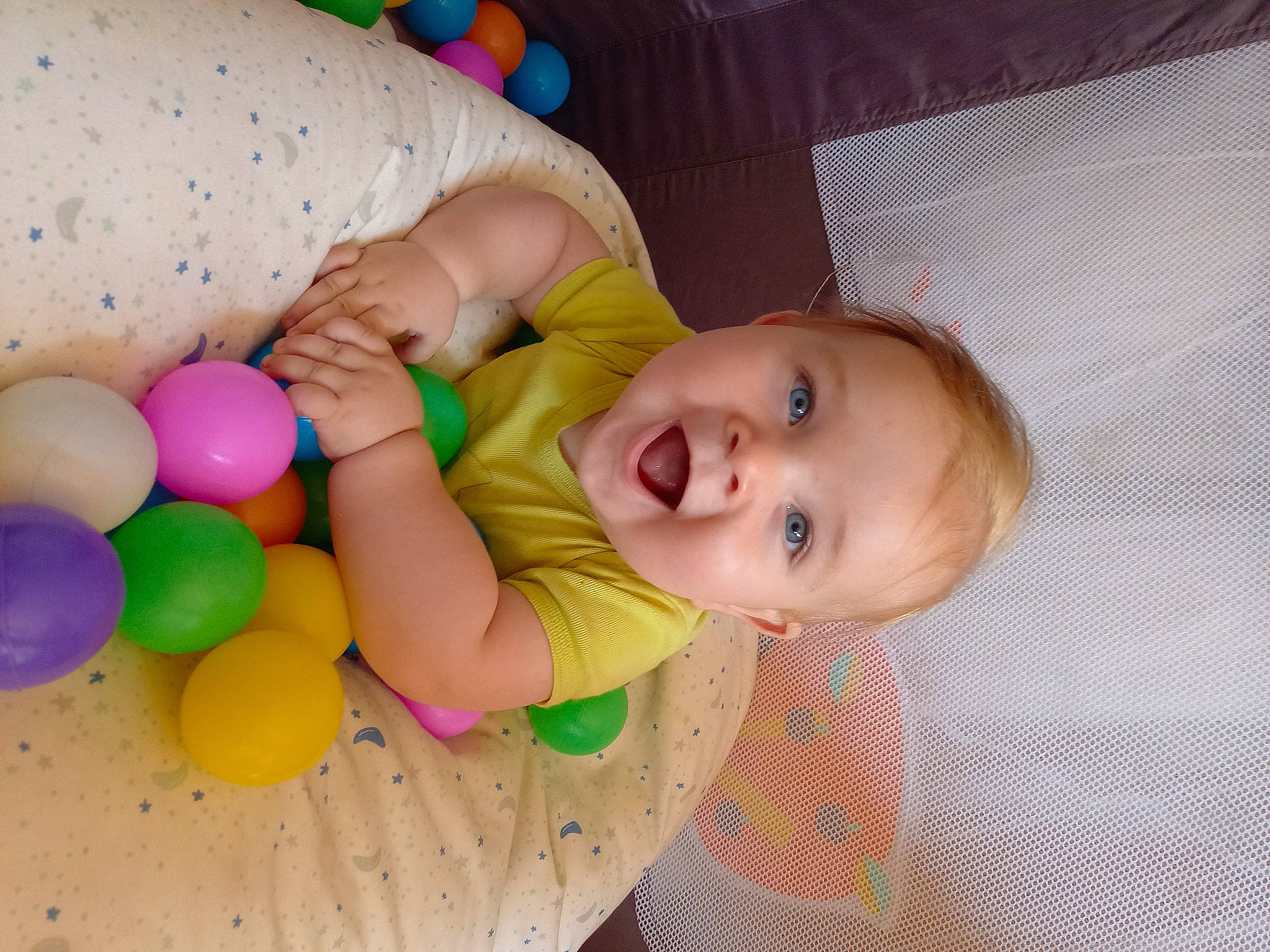 Vincent participe au concours pour gagner de l'argent avec cette photo : baby, baby_playing_with_toys, baby_products, baby_safety, baby_toddler_clothing, baby_toys, cheek, child, comfort, finger, fun, hand, happy, head, iris, person, skin, smile, thumb, toddler