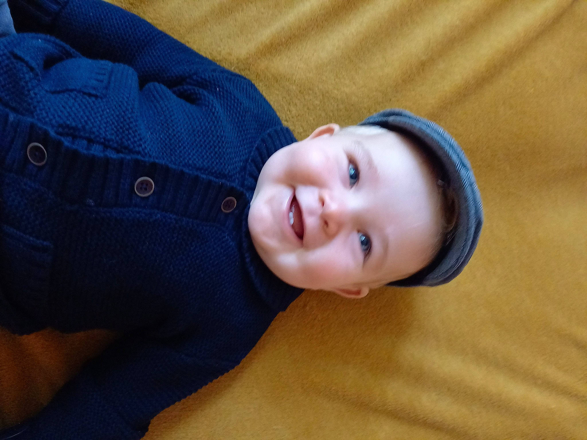 Vincent a rejoint le concours — aidez-le/la à gagner de superbes lots ! arm, baby_toddler_clothing, child, comfort, elbow, electric_blue, eye, facial_expression, flash_photography, gesture, happy, hat, head, human_body, joy, lip, nose, person, sleeve, smile