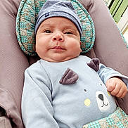 Ilyan a rejoint le concours — aidez-le/la à gagner de superbes lots ! baby, infant, child, blue_outfit, hat, baby_chair, seatbelt, face, cute, chubby_cheeks, indoors, padded_chair, smile, looking_at_camera, cozy, plush, soft_lighting, closeup, portrait, adorable
