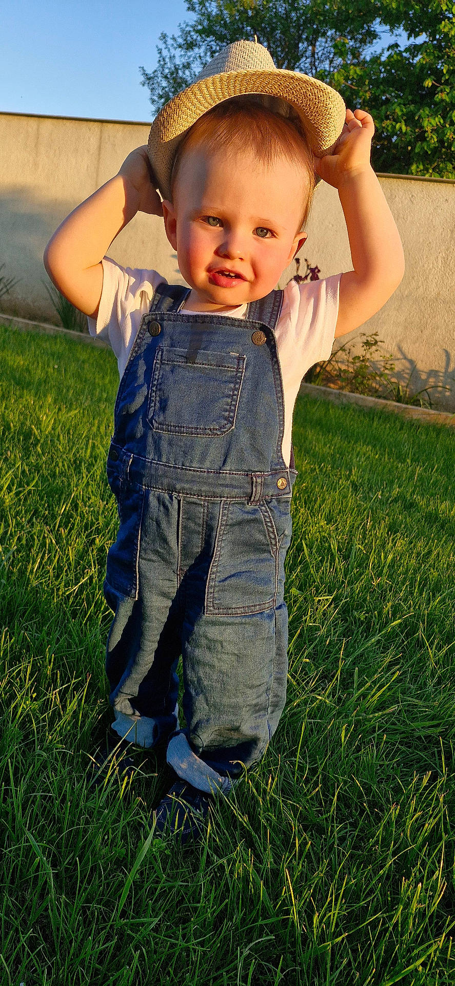 Lucas participe au concours pour gagner de l'argent avec cette photo : boy, child, clothing, face, grass, hat, head, jeans, lawn, male, nature, outdoors, pants, park, person, photography, plant, portrait, sunhat, yard