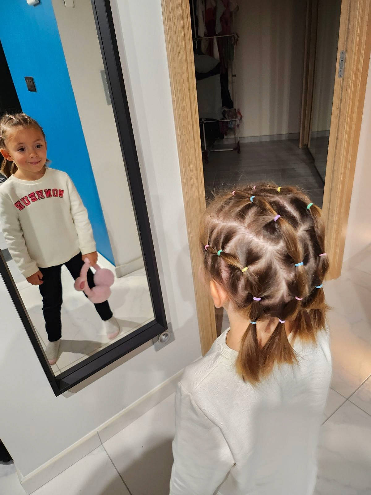 Carlie a rejoint le concours — aidez-le/la à gagner de superbes lots ! bangs, bridal_accessory, bun, chignon, child, curtain, event, fashion_accessory, fashion_design, flooring, hair_coloring, headpiece, joint, joy, mirror, pattern, person, room, shorts, shoulder