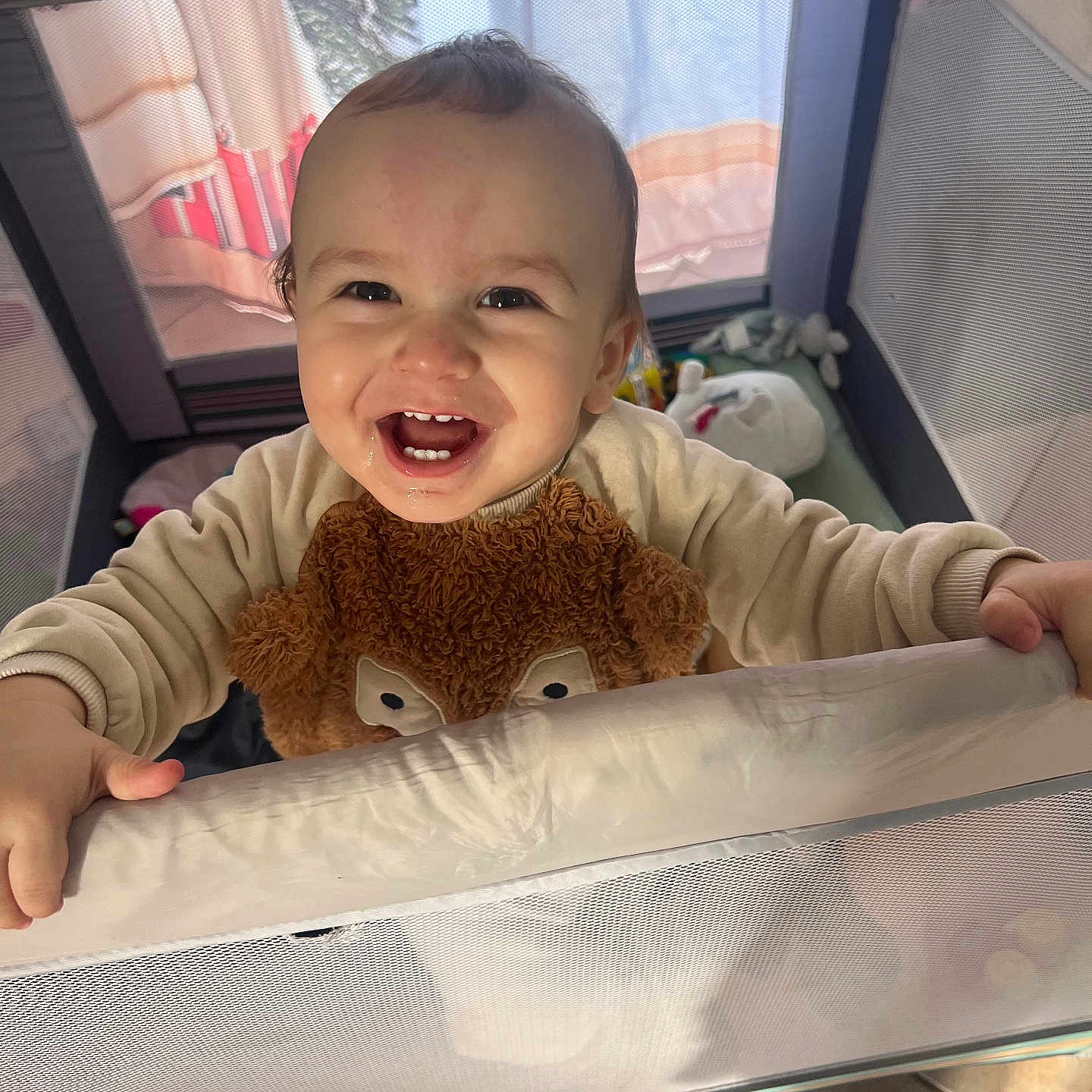 Stan participe au concours pour gagner de l'argent avec cette photo : baby, babylaughing, bed, crib, face, furniture, happy, head, infantbed, laughing, person, photography, portrait, smile, teddybear, toy