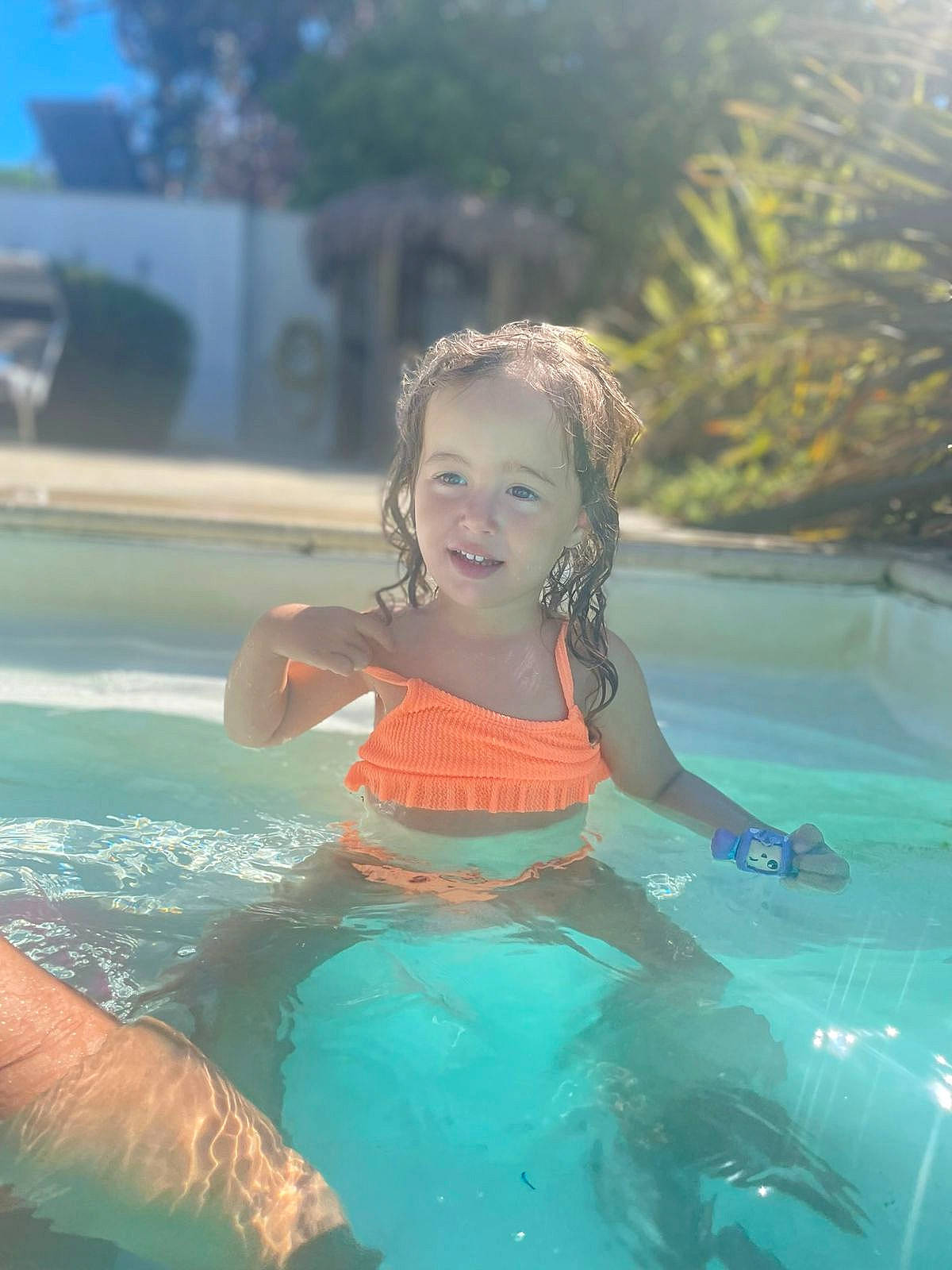 Camélia participe au concours pour gagner de l'argent avec cette photo : aqua, bathing, brassiere, child, fun, happy, inflatable, joy, leisure, leisure_centre, person, personal_protective_equipment, recreation, smile, summer, swimming_pool, swimwear, thigh, toddler, tree