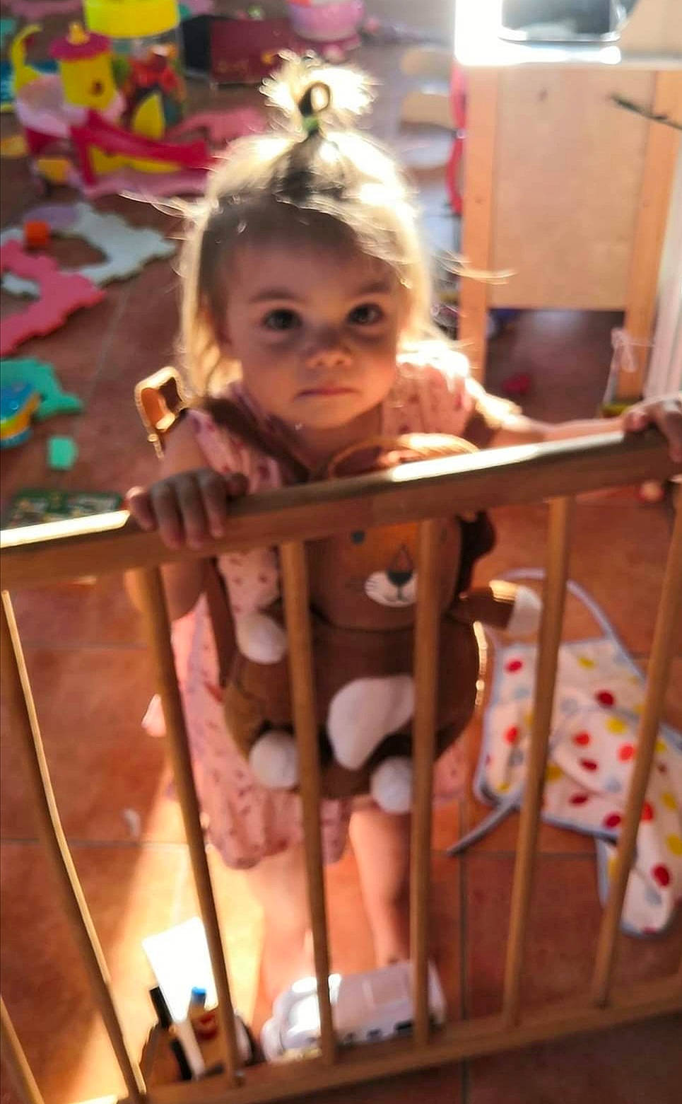 Héloïse participe au concours pour gagner de l'argent avec cette photo : baby, baby_products, baby_safety, cheek, child, cradle, event, eye, flooring, fun, happy, hardwood, head, infant_bed, iris, nursery, person, room, skin, toddler