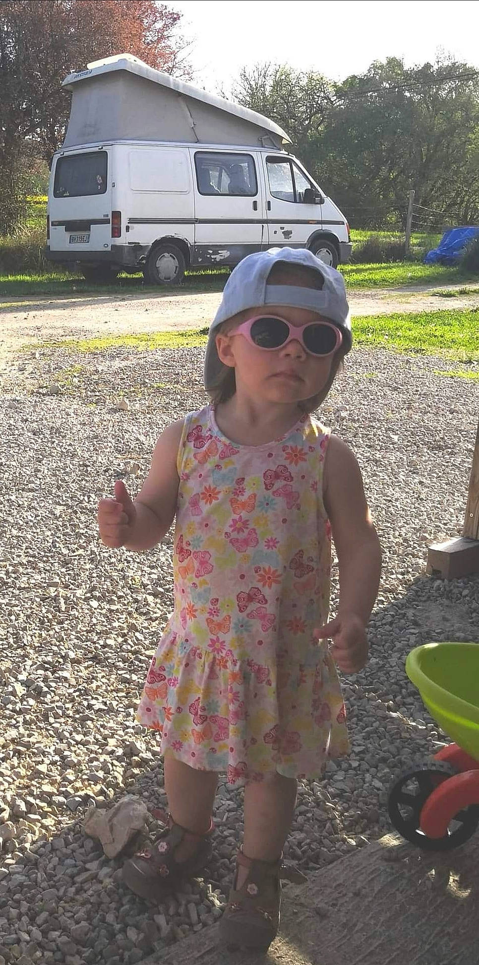 Héloïse participe au concours pour gagner de l'argent avec cette photo : asphalt, automotive_tire, baby_toddler_clothing, car, compact_van, eyewear, face, glasses, goggles, grass, green, headwear, person, photograph, plant, public_space, sunglasses, tire, toddler, van