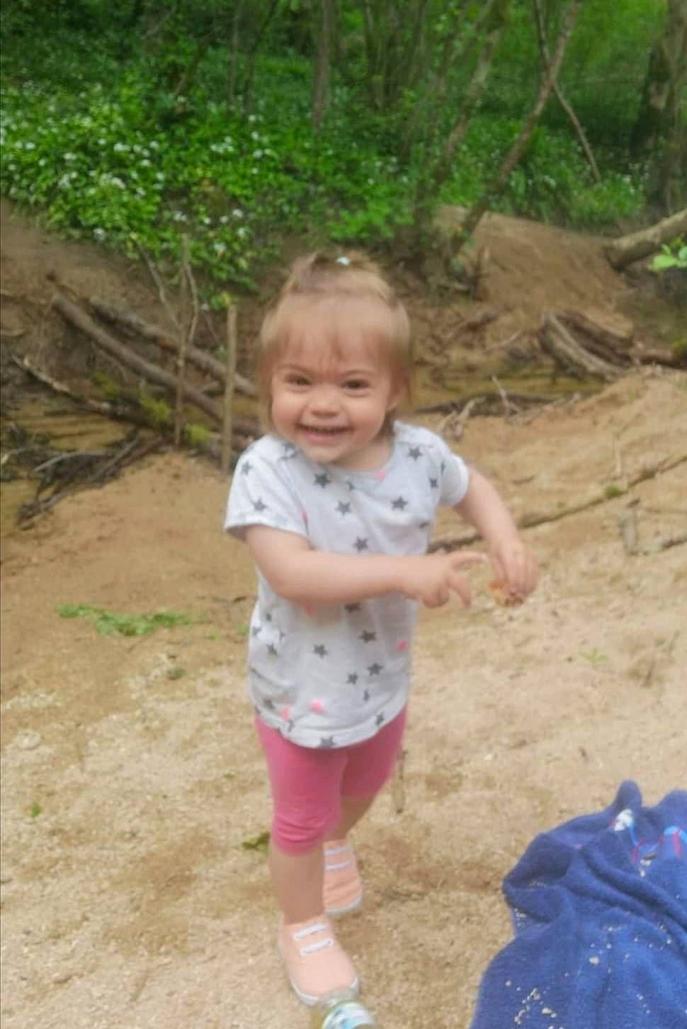 Héloïse participe au concours pour gagner de l'argent avec cette photo : baby_toddler_clothing, child, forest, fun, grass, happy, joy, leaf, leisure, mammal, nature, people_in_nature, person, plant, recreation, shorts, smile, soil, summer, t_shirt