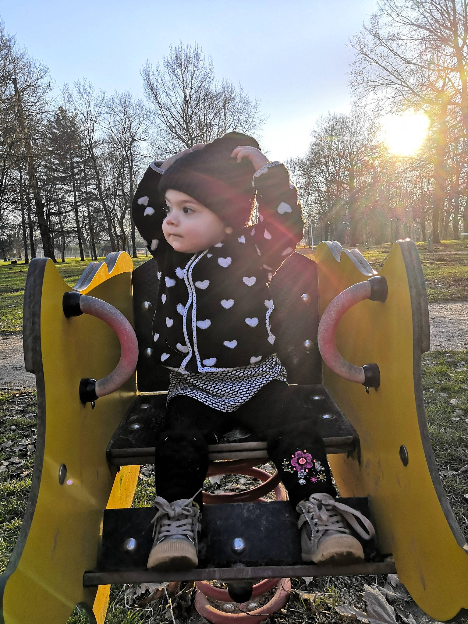 Héloïse a rejoint le concours — aidez-le/la à gagner de superbes lots ! boot, chute, city, fun, grass, hat, headwear, jacket, leisure, outdoor_play_equipment, outdoor_recreation, person, plant, playground, playground_slide, recreation, shoe, sitting, sky, sneakers