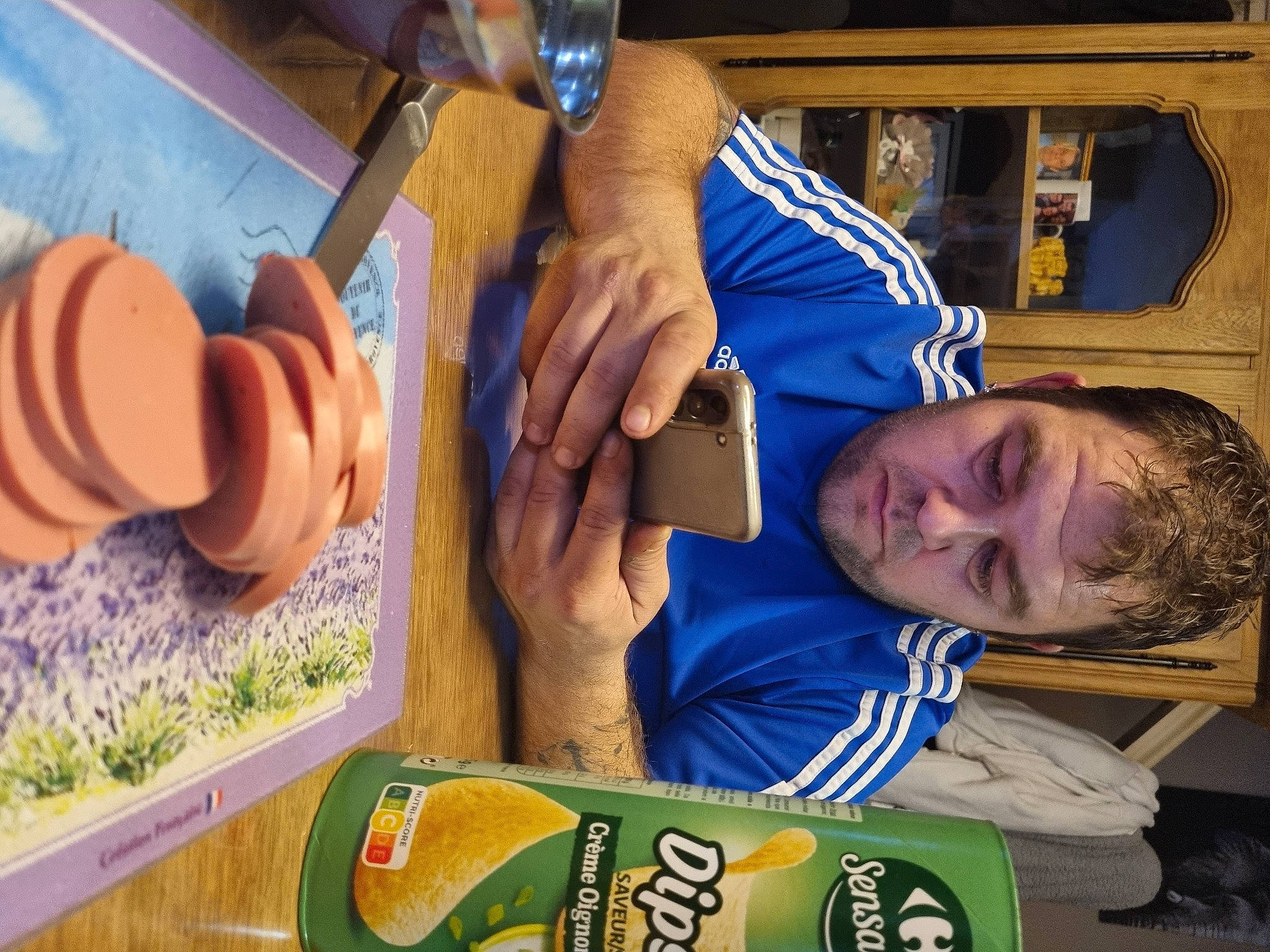 Mathieu participe au concours pour gagner de l'argent avec cette photo : citrus, cutting_board, drink, finger, food, fruit, ingredient, melon, nail, natural_foods, person, plant, recipe, smile, sweet_lemon, table, tableware, thumb, tree, wood